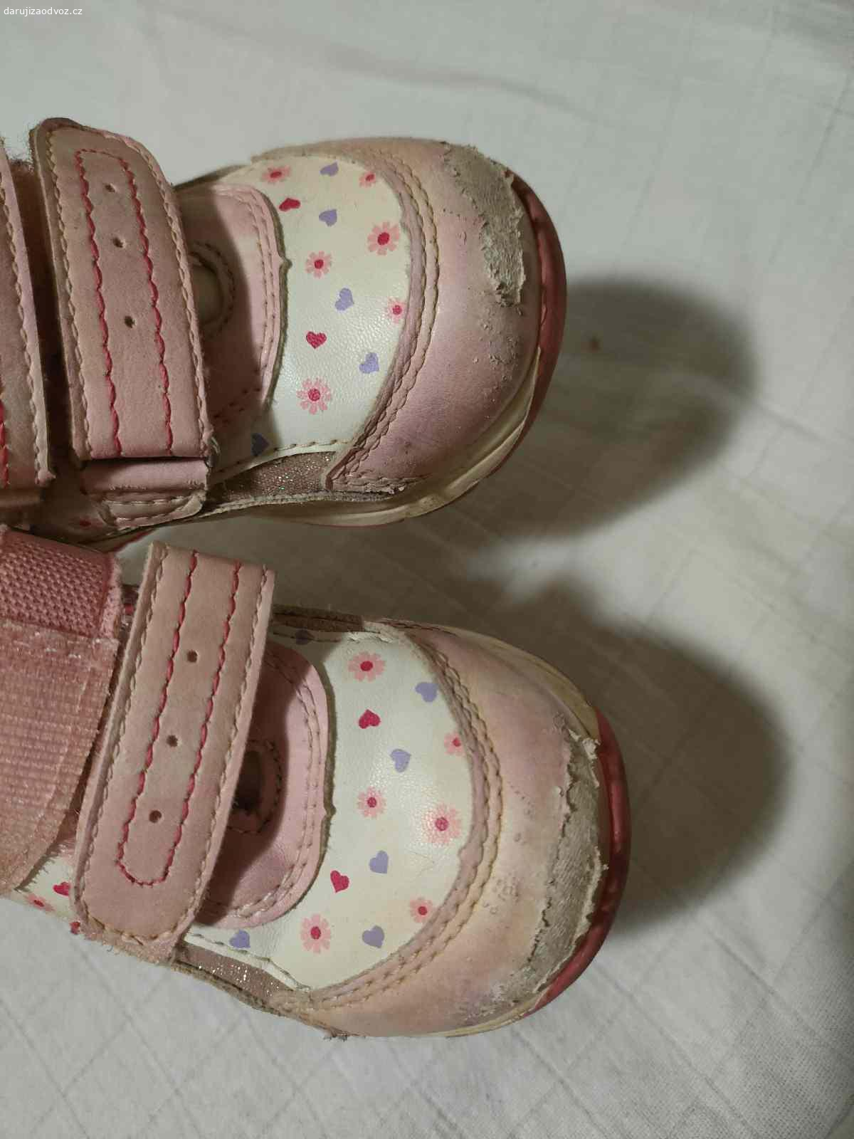 Boty vel. 22. Daruji za odvoz, okopané, podrážka není pružná