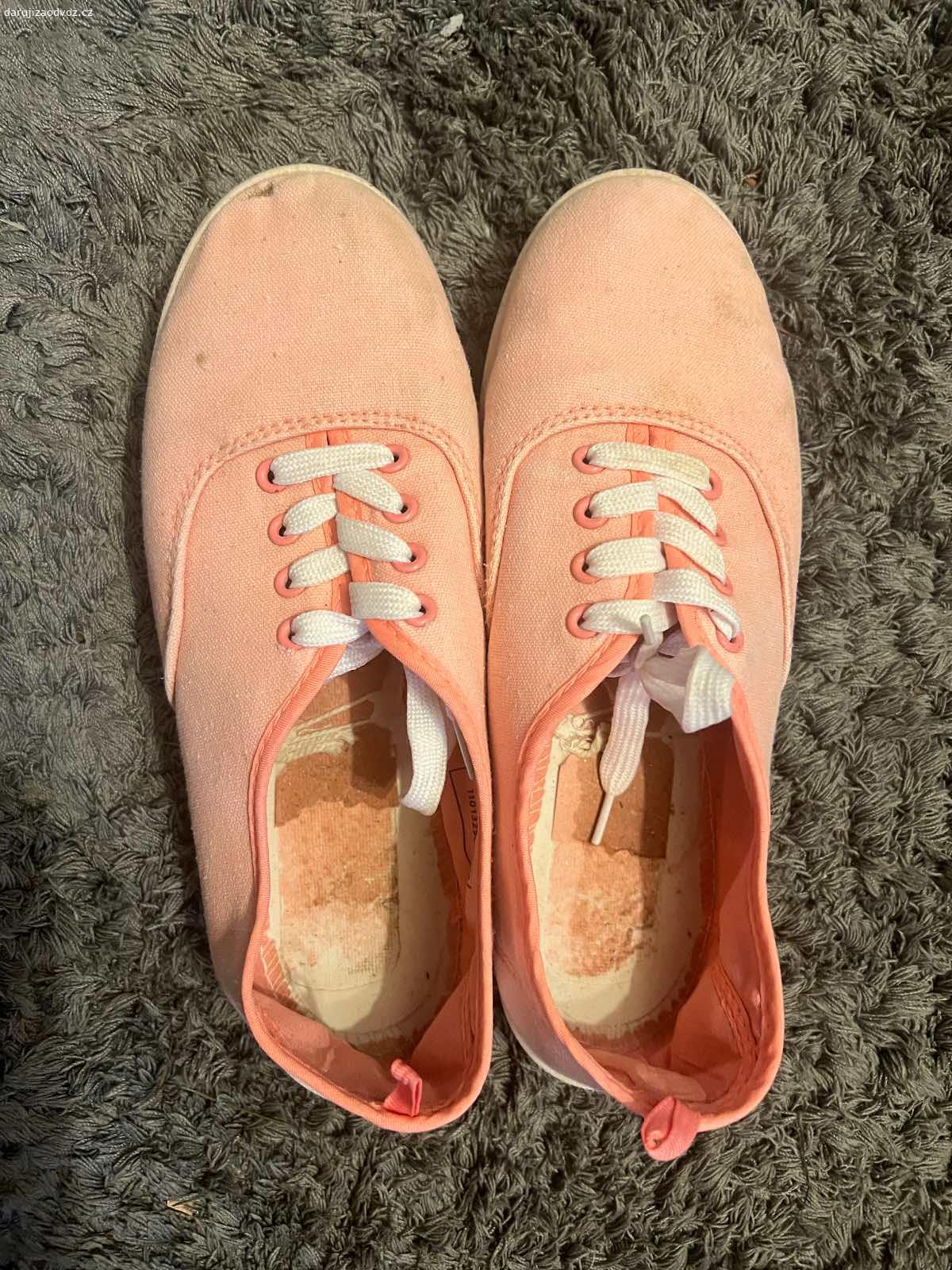 Boty velikost 38. Daruji boty 3x. Vyzvednutí v Dolních Měcholupech.