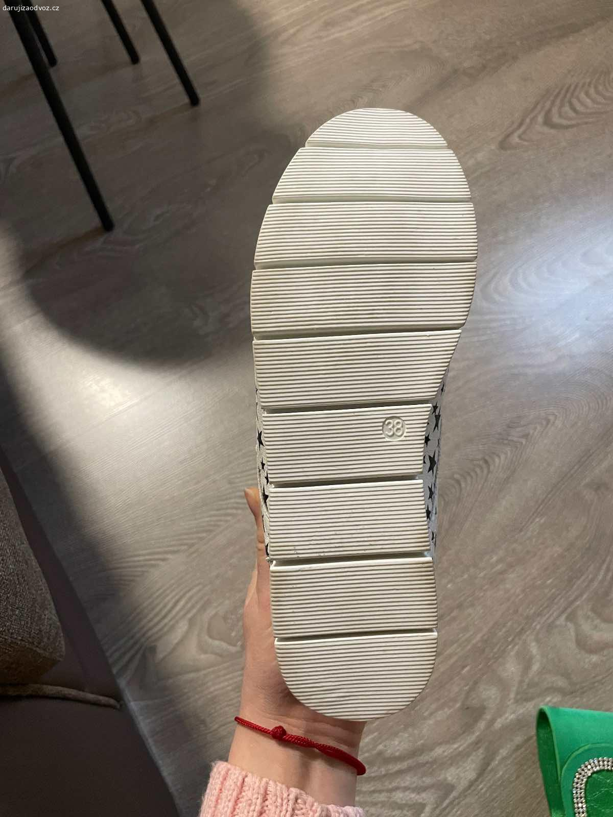 Boty. Velikost 38, na podpadku nosene, ty deuhe jsou nove. Prednost ma ten, kdo vezme vice veci naraz, neposilam a nikam nevezu.