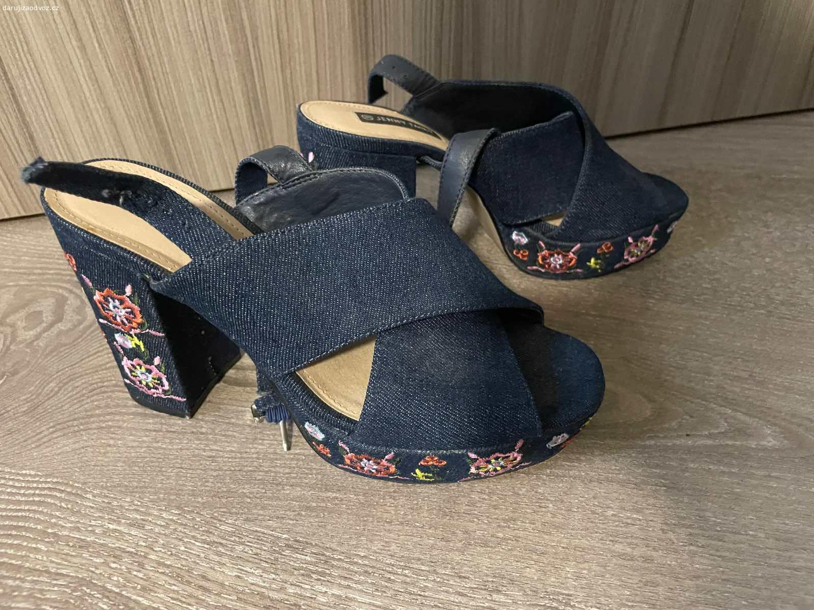 Boty. Velikost 38, na podpadku nosene, ty deuhe jsou nove. Prednost ma ten, kdo vezme vice veci naraz, neposilam a nikam nevezu.