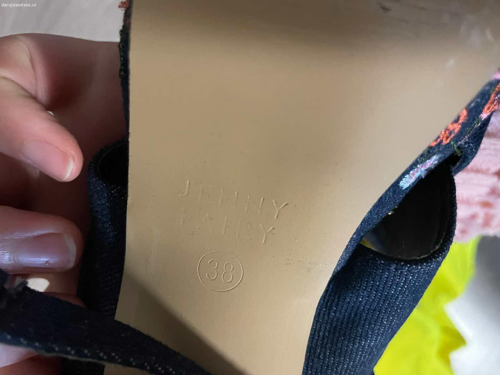 Boty. Velikost 38, na podpadku nosene, ty deuhe jsou nove. Prednost ma ten, kdo vezme vice veci naraz, neposilam a nikam nevezu.