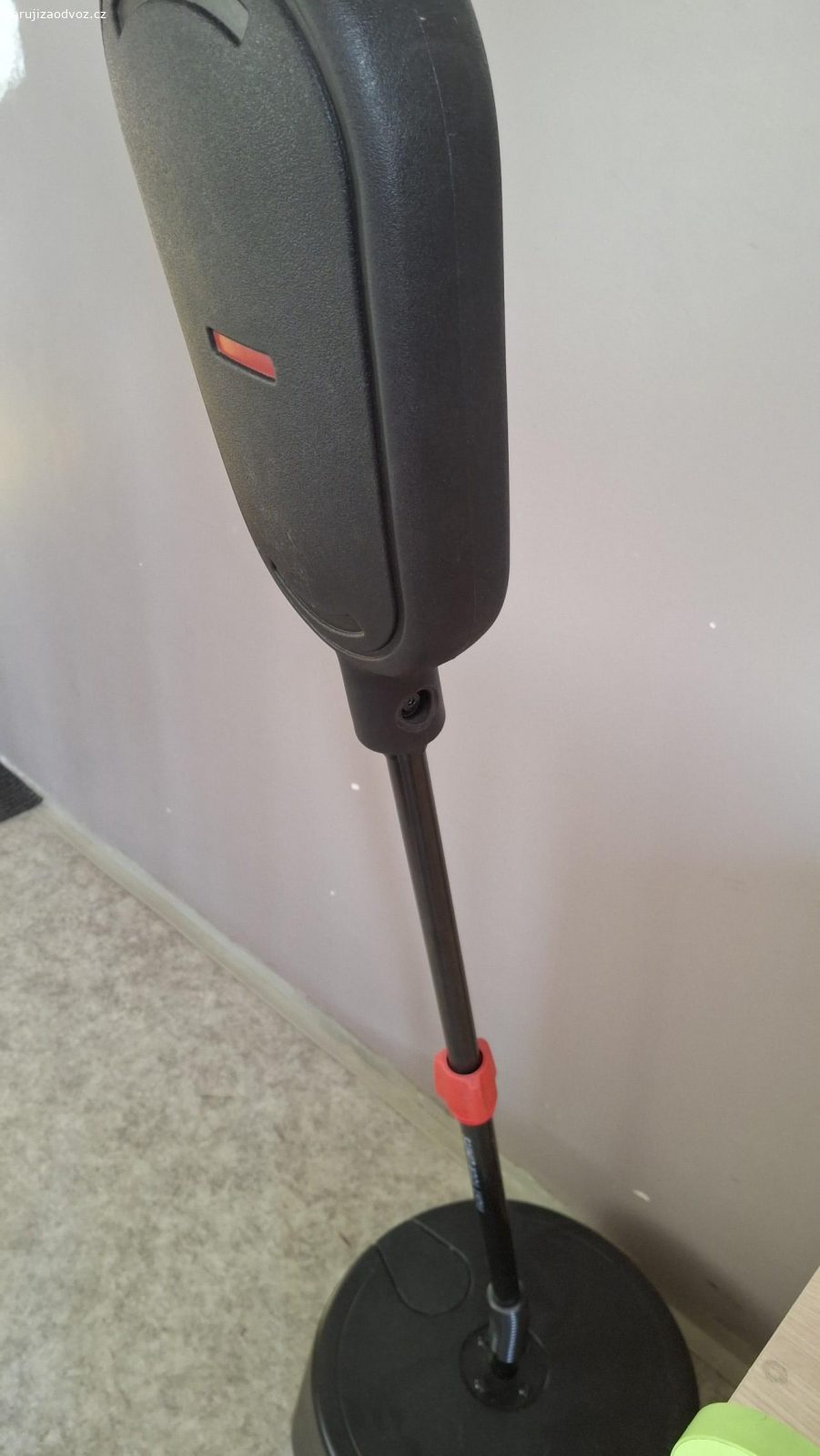 boxovaci pytel. Přenechám boxovaci pytel od 10let.  skoro nepoužívaný.  Ráda budu za malou bombonireu/mon cheri/.