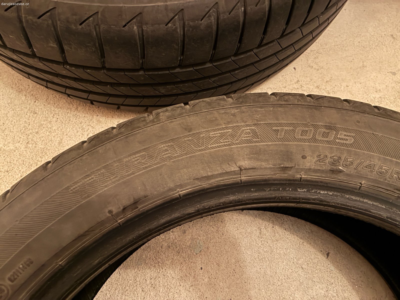 Bridgestone Turanza T005 235/45 R18. Daruji za odvoz 4x Bridgestone Turanza T005 235/45 R18 94W – 4 mm – DOT 2022
* dezén cca 4 mm

* DOT 2022

* letní

* všechny 4 stejného rozměru

* pneumatiky byly používané na vozidle

U jedné pneumatiky je na patce obvodová rýha/oděrka, vzniklá při špatném obouvání. Pneumatika byla následně normálně používána.

Odběr centrum Kladna.