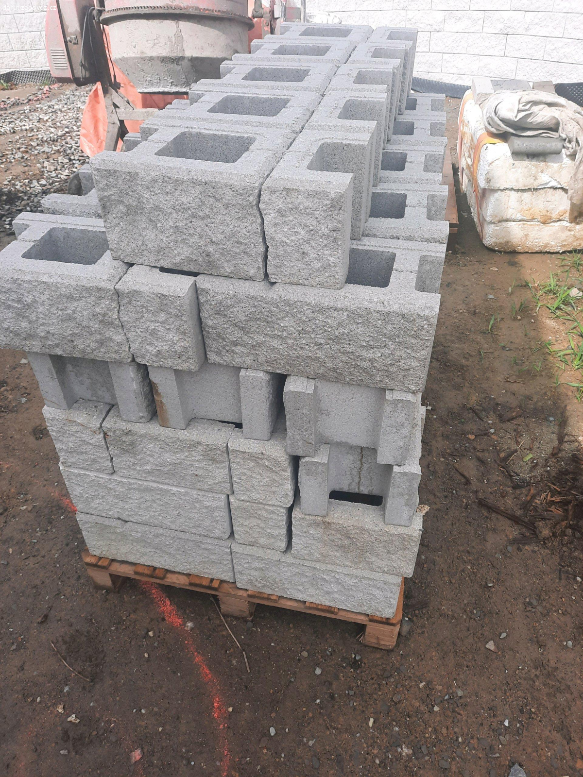 BRUK betonove plotove tvarnice. Plotove zvarnice znacky Bruk structur, 2 palety, ruzneho druhu,pilirove i zdici. lze pouzit do zakladu.