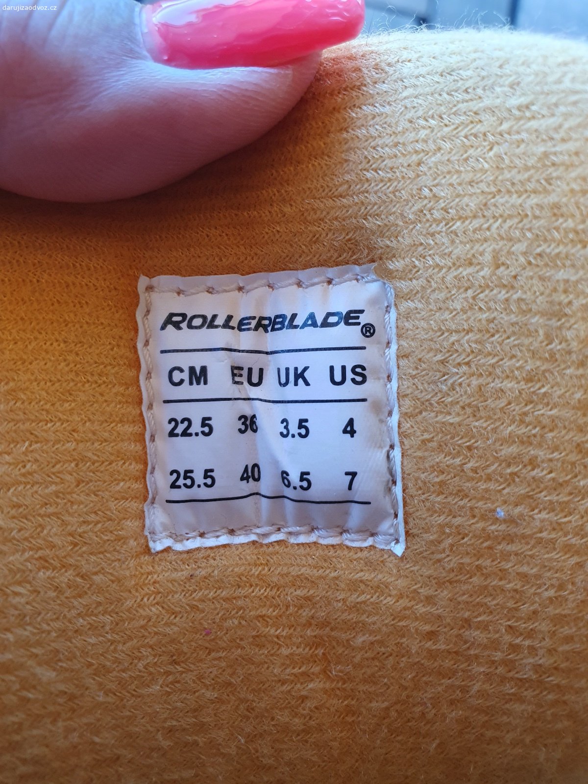 Brusle koleckove ROLLERBLADE - natahovaci. Daruji zachovale malo pouzivane unisex koleckove brusle vel. 22.5 - 25.5
Za 2ks nealko pivo Cool grep :)
Dekuji,
Martina