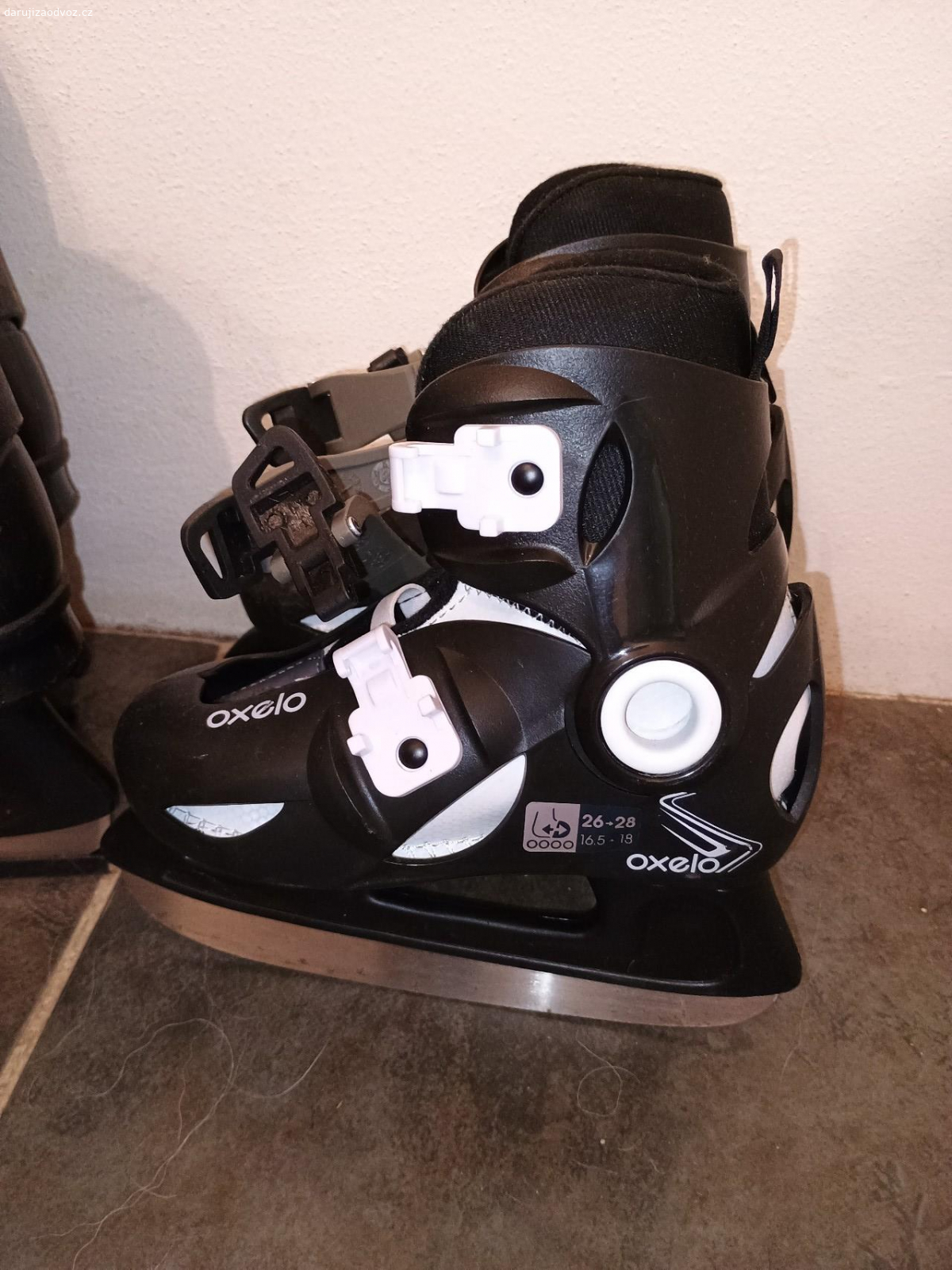 Brusle. Pánské lední brusle v.41, dětské lední brusle v.26-28, dětské kolečkové brusle v.26-28.

Dětské lední brusle jsou použité 3 krát, kolečkové brusle asi 6 krát. Chlapecké brusle jsou použité jednu zimní sezónu.