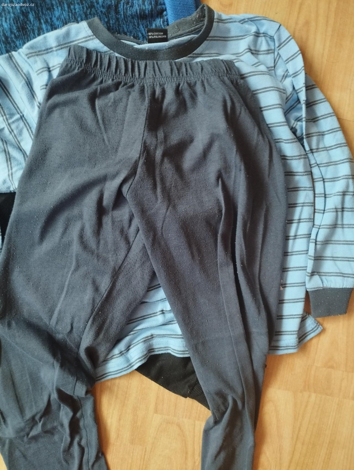Bunda, mikina atd. Za dva pytlíky gumových medvídků Haribo. Tepláky, pyžamo,mikina, bunda. velikost 120. předání Kladno nebo Řeporyje.
