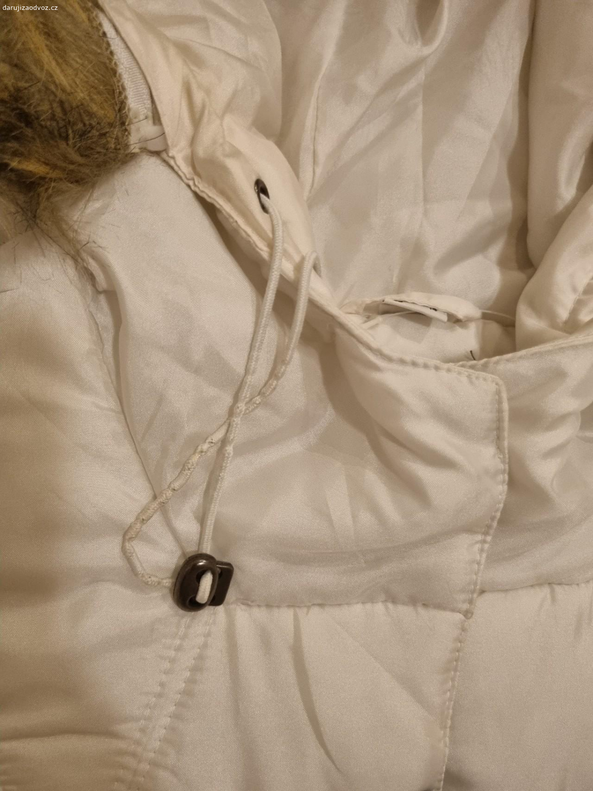 Bunda velikost 40. Nenosena, jen ležela ve skříni (bude potřeba vyprat).
Nutné vymenit šňůrky u kapuce.

moune zaslat - kod balikovna/zasilkovna

Jen SMS prosím