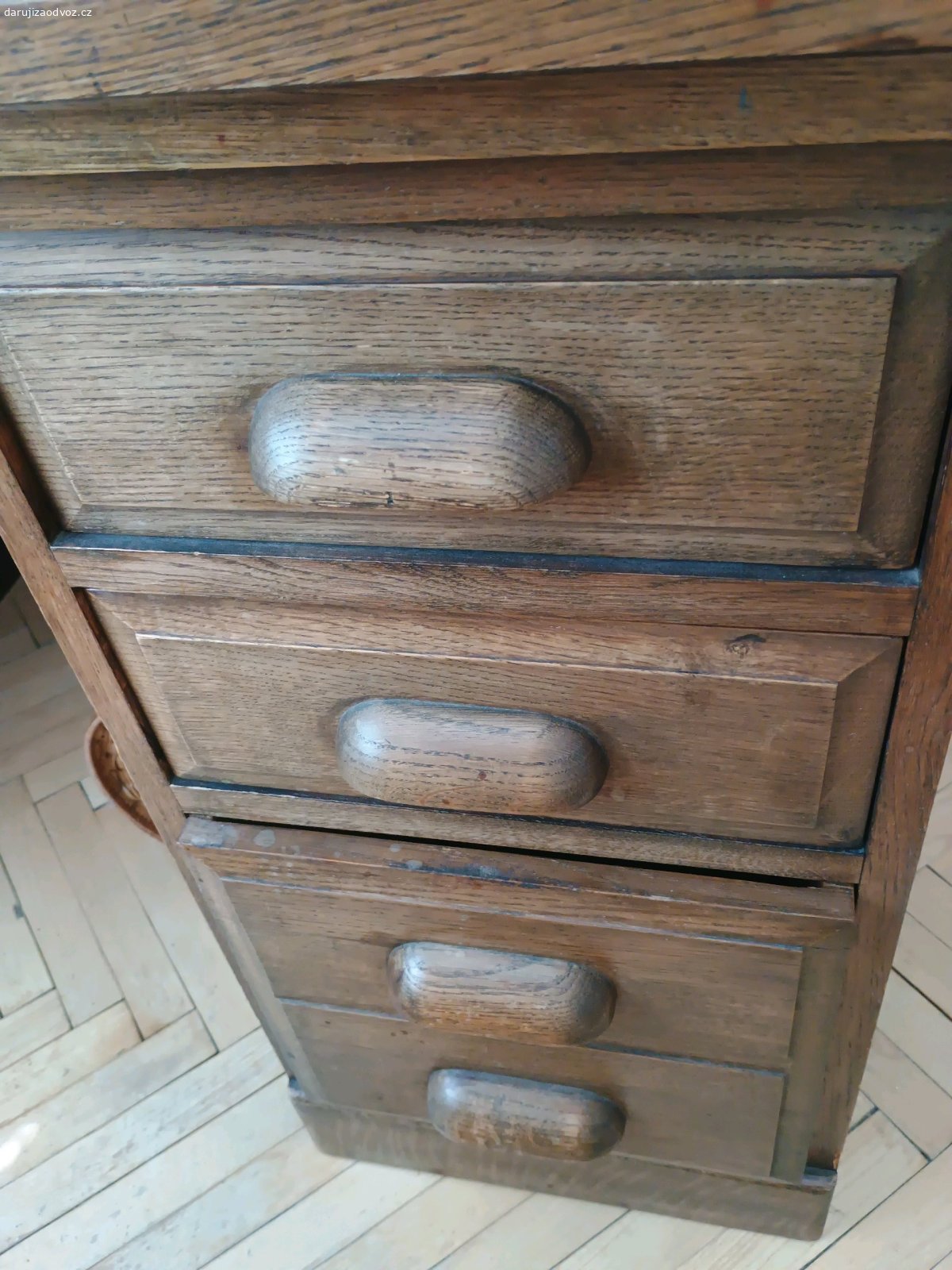 Bytelný dřevěný psací stůl. Daruji psací stůl 80x140 viz foto. 30. až 50. léta, známky opotřebení, nebude ho těžké restaurovat