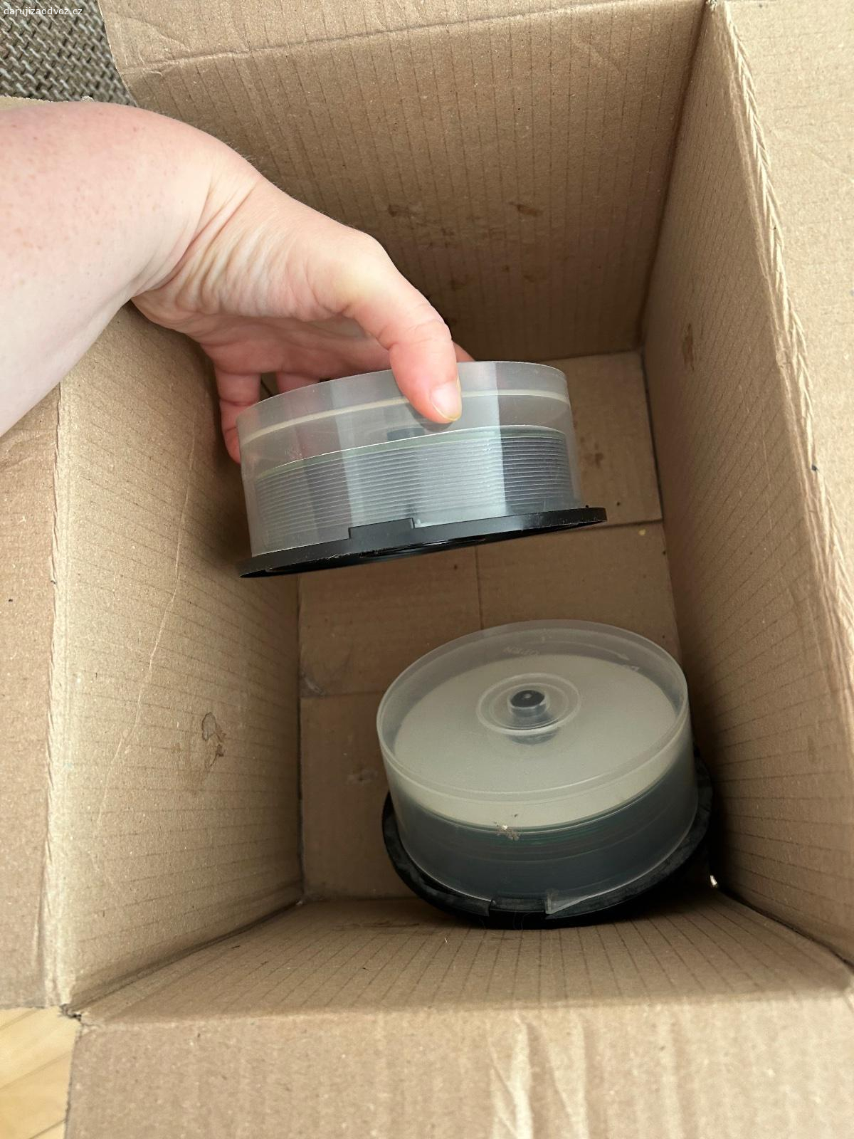 Cd a dvd prazdna. Za odvoz praha 4 co nejdrive a nejrychleji. Idealne tento vikend. 
Pouze za odvoz, nikam neposilam a nereaguji na emaily, prosim volejte at se rychle domluvime