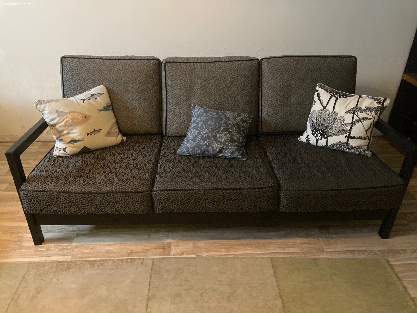 Černá pohovka IKEA. Datuji 3 mistnou rozkládací pohovku ze dřeva, s matraci a polštáři. Rozměry: cca 200 x 140 rozložení. Jedno prkno je lehce nastiple u šroubu ale jinak je v pořádku.