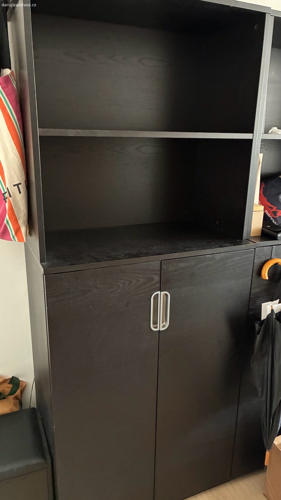 Černá skříň IKEA 2x Praha 9. Daruji dvě skříně, bezvadné.