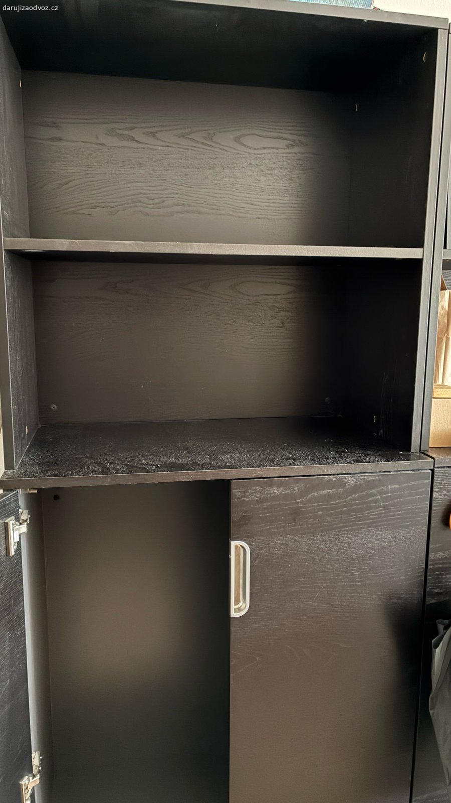 Černá skříň IKEA 2x Praha 9. Daruji dvě skříně, bezvadné.