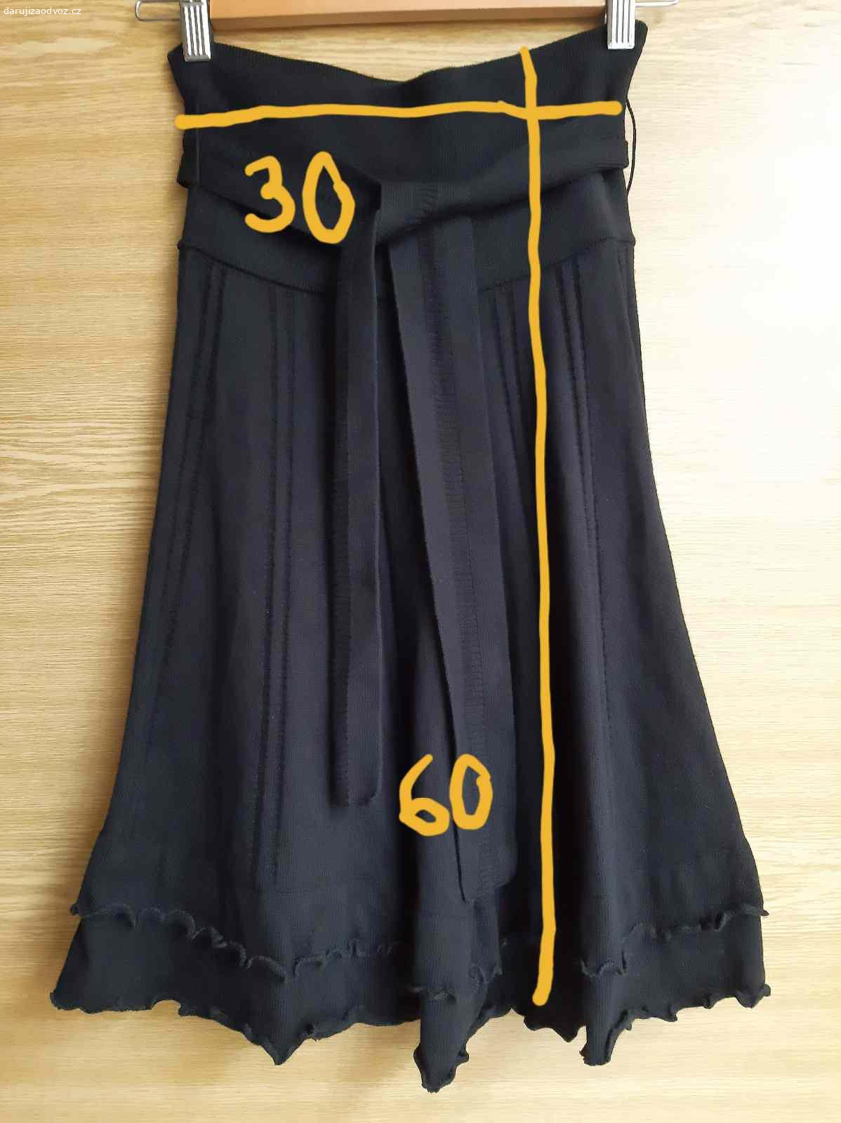 Černá úpletová sukně Promod, vel. S. Daruji černou úpletovou sukni s páskem, značka Promod, velikost S. Nenošená, výborný stav. Uvedené rozměry měřeny plošně a jsou spíše orientační, je to pružný materiál.
Předání Praha, Karlovo náměstí, vedle prodejny Albert, mezi 17:00 a 20:00.