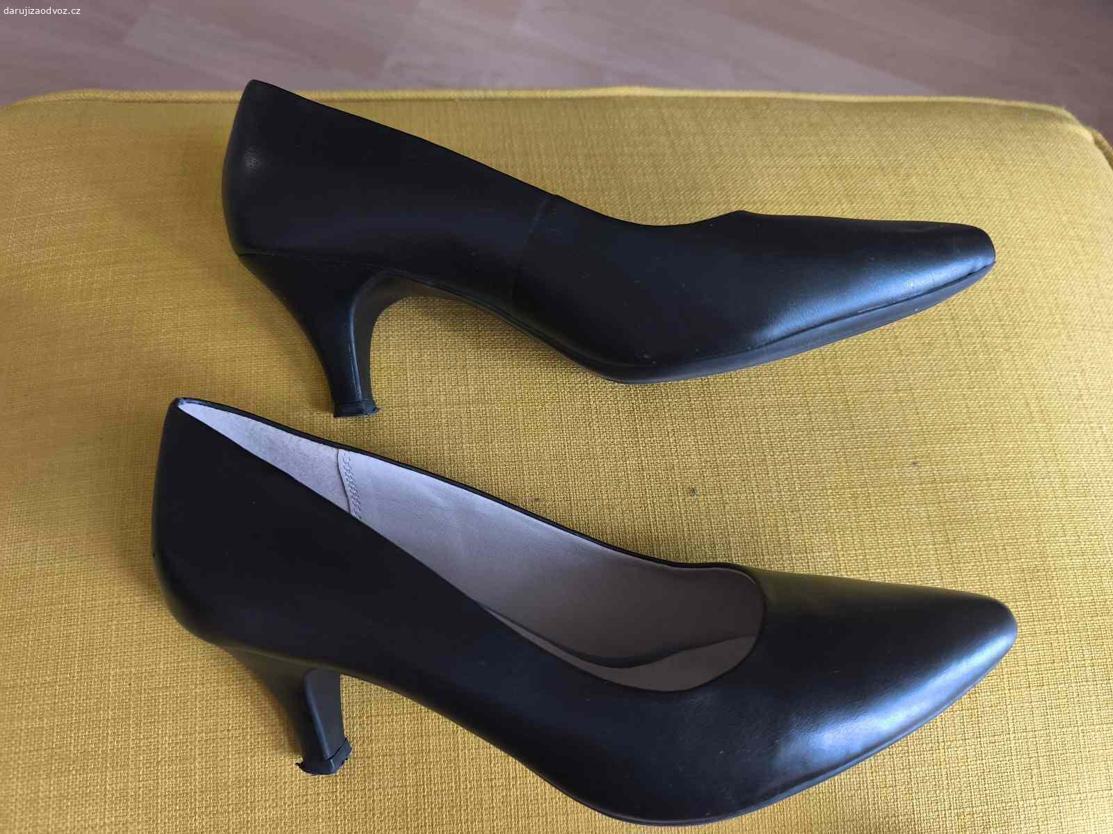 Černé kožené lodičky vel. 40. Daruji za odvoz. Nošené minimálně, prima stav.

Kontakt prosím přes SMS nebo telefon s uvedením, o kterou věc máte zájem.
Osobní vyzvednutí na Praze 14 -  Jahodnici, nezasílám ani  nevozím.