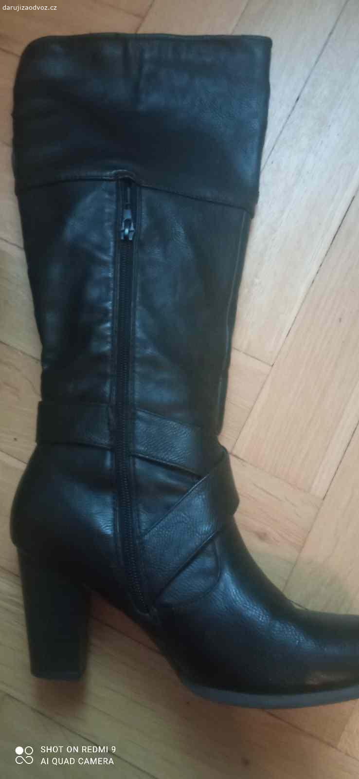 Černé koženkové kozačky vel.39. Daruji za odvoz černé koženkové kozačky vel.39, výška podpatku 8cm, vnitřek zateplený, zipy i podrážky jsou kompletně v pořádku, nebyly vůbec nošené. Na hranách se loupe koženka.....