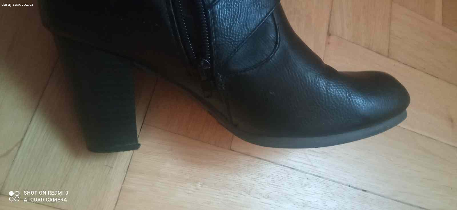 Černé koženkové kozačky vel.39. Daruji za odvoz černé koženkové kozačky vel.39, výška podpatku 8cm, vnitřek zateplený, zipy i podrážky jsou kompletně v pořádku, nebyly vůbec nošené. Na hranách se loupe koženka.....