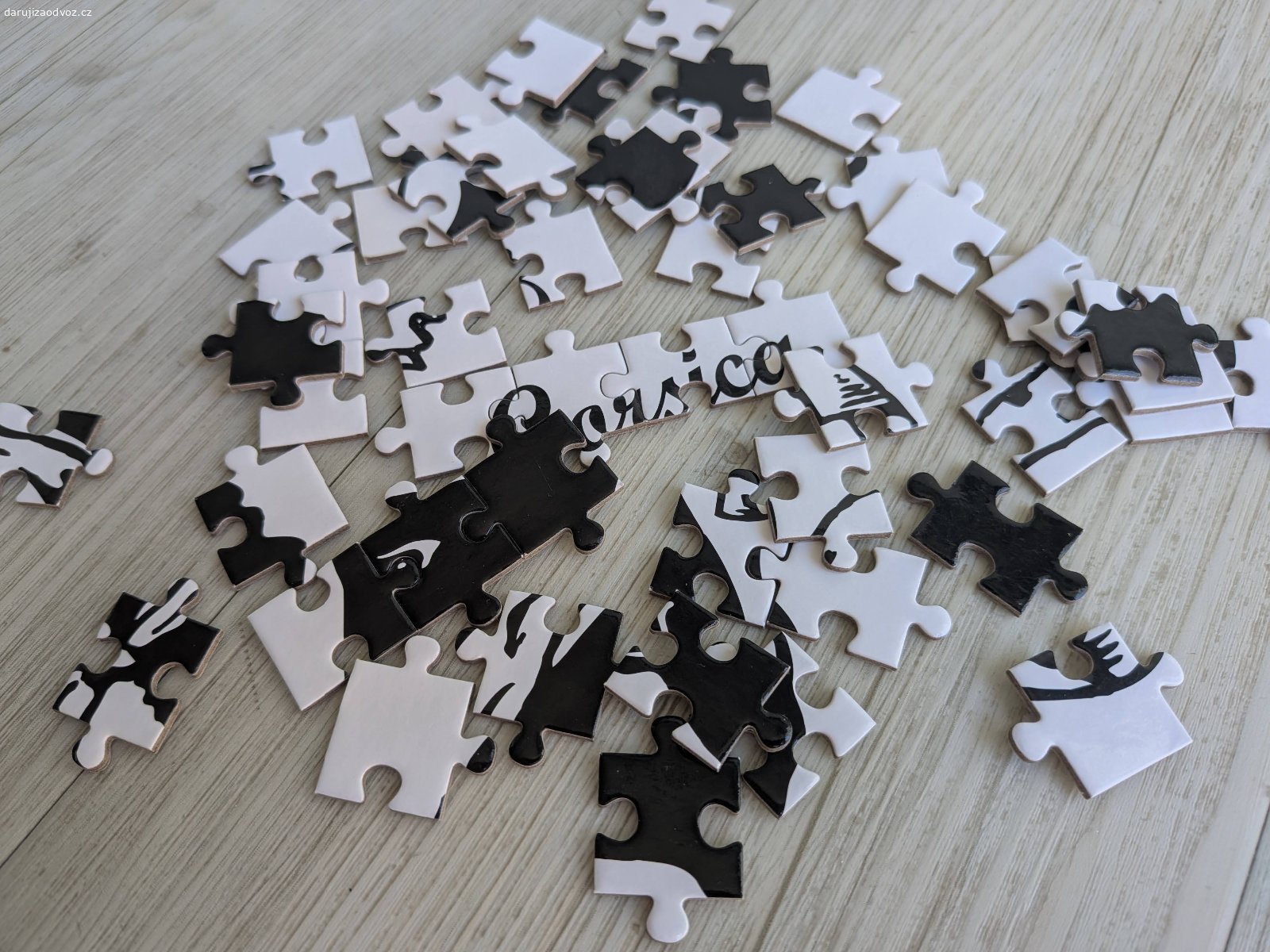 Černobílé puzzle 54 dílků. Za odvoz daruji používanou hračku - malé černobílé puzzle s 54 dílky. Výška pouzdra cca 12cm.

Předání možné po předchozí domluvě u na Praze 3 - Žižkově.