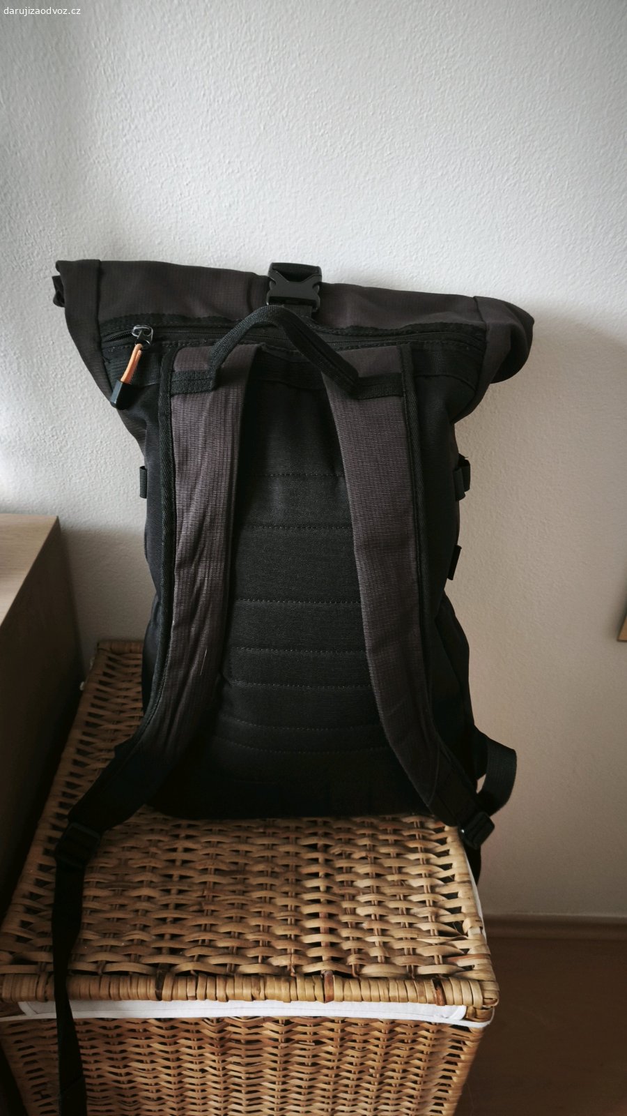 Černý Batoh Asus TUF Gaming rolovací. Daruji nošený batoh Asus tuf gaming. Pro notebooky 15"-17,3". Horní zip už jednou spravovaný, ale zase se už do něj chytá látka, takže se vždy zasekne. Stejný problém má i zip na přední kapse. Suchý zip už má taky to nejlepší za sebou. Ale horní klips pořád skvěle funguje, takže batoh je funkční. Uvnitř kapsa na ntb + malá kapsička + hlavní kapsa.

Bude vypraný.

Předání na Praze 5 - Malvazinky, eventuálně možnost Hloubětín - U Elektry. Nebo možnost poslat přes Alza box, Zásilkovou přes kód.