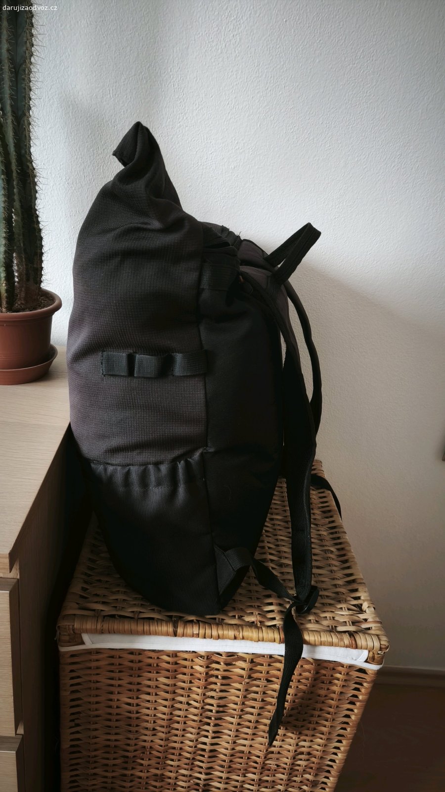 Černý Batoh Asus TUF Gaming rolovací. Daruji nošený batoh Asus tuf gaming. Pro notebooky 15"-17,3". Horní zip už jednou spravovaný, ale zase se už do něj chytá látka, takže se vždy zasekne. Stejný problém má i zip na přední kapse. Suchý zip už má taky to nejlepší za sebou. Ale horní klips pořád skvěle funguje, takže batoh je funkční. Uvnitř kapsa na ntb + malá kapsička + hlavní kapsa.

Bude vypraný.

Předání na Praze 5 - Malvazinky, eventuálně možnost Hloubětín - U Elektry. Nebo možnost poslat přes Alza box, Zásilkovou přes kód.