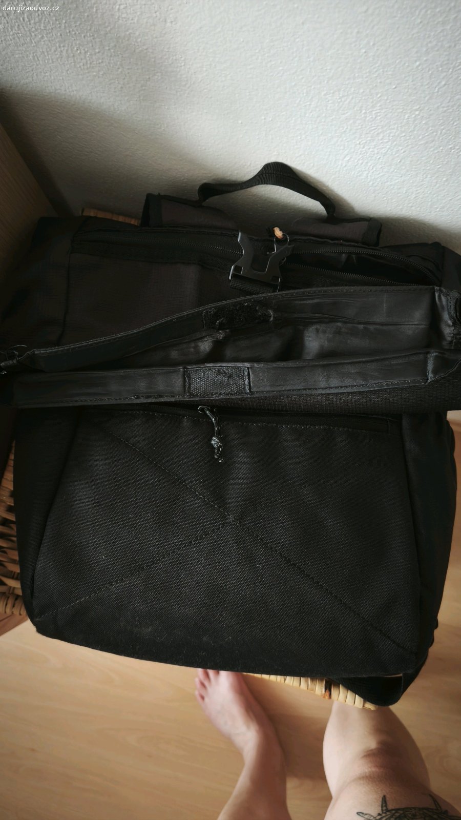 Černý Batoh Asus TUF Gaming rolovací. Daruji nošený batoh Asus tuf gaming. Pro notebooky 15"-17,3". Horní zip už jednou spravovaný, ale zase se už do něj chytá látka, takže se vždy zasekne. Stejný problém má i zip na přední kapse. Suchý zip už má taky to nejlepší za sebou. Ale horní klips pořád skvěle funguje, takže batoh je funkční. Uvnitř kapsa na ntb + malá kapsička + hlavní kapsa.

Bude vypraný.

Předání na Praze 5 - Malvazinky, eventuálně možnost Hloubětín - U Elektry. Nebo možnost poslat přes Alza box, Zásilkovou přes kód.