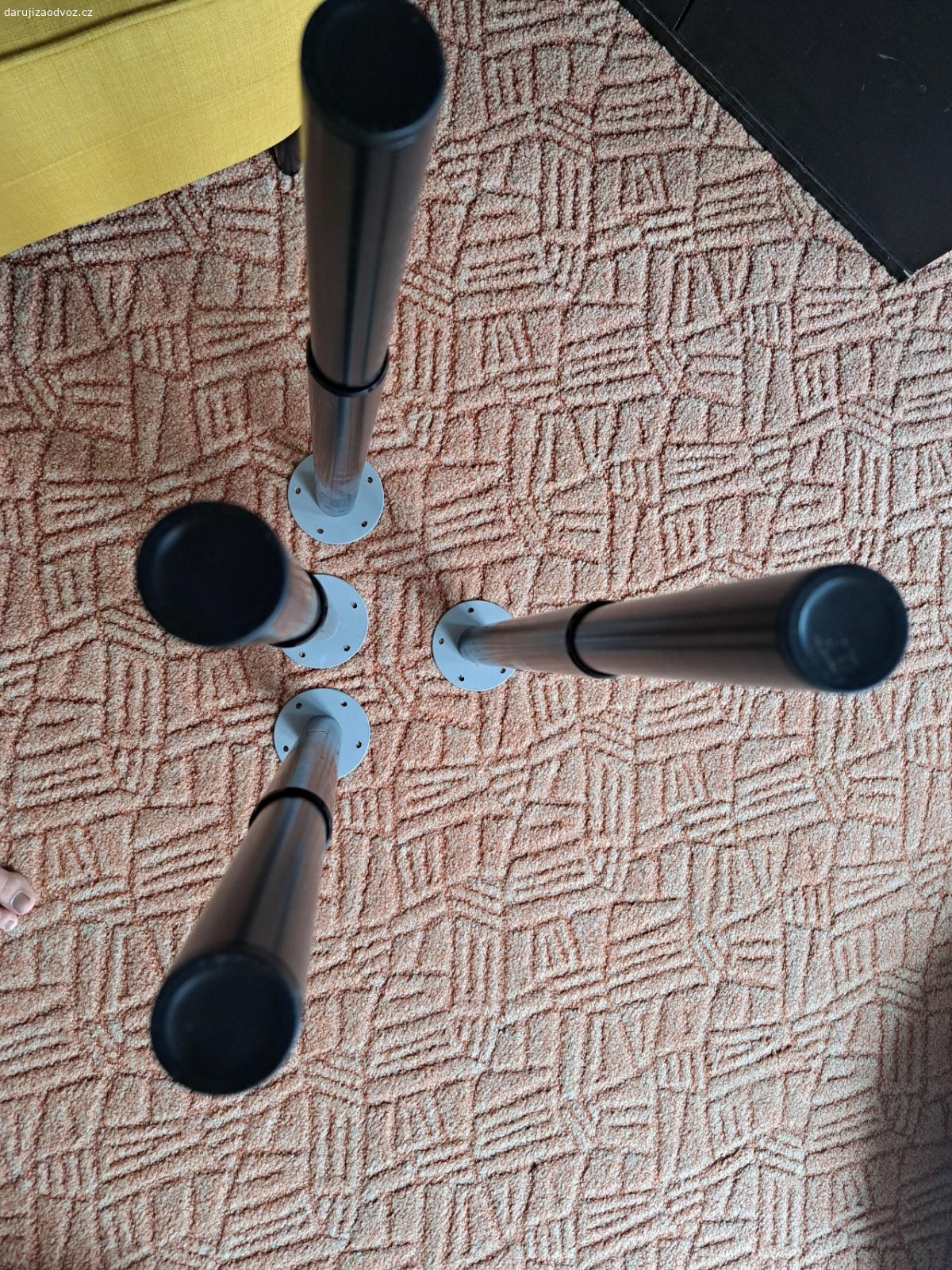 cerny stul IKEA. jedná lišta se oddelava viz foto, opravit by mělo být lehké stačí přilepit. 150x75cm nohy nastavitelné