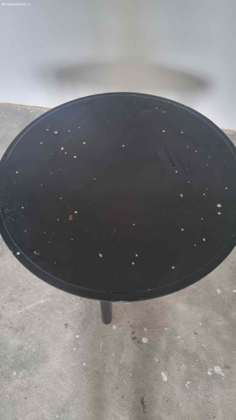 Černý stůl Ikea. Stůl Ikea. Plocha stolu ponicena, bublinky. Je to tak na prekryti ubrusem nebo prebrouseni :)