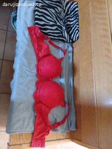 červená podprsenka vel.90E