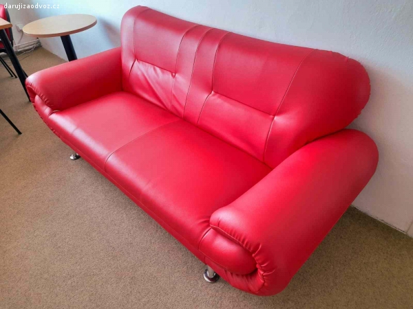 Červená sedačka. -červená sedačka v dobrém stavu
-rozměry:délka 210cm, hloubka 94cm