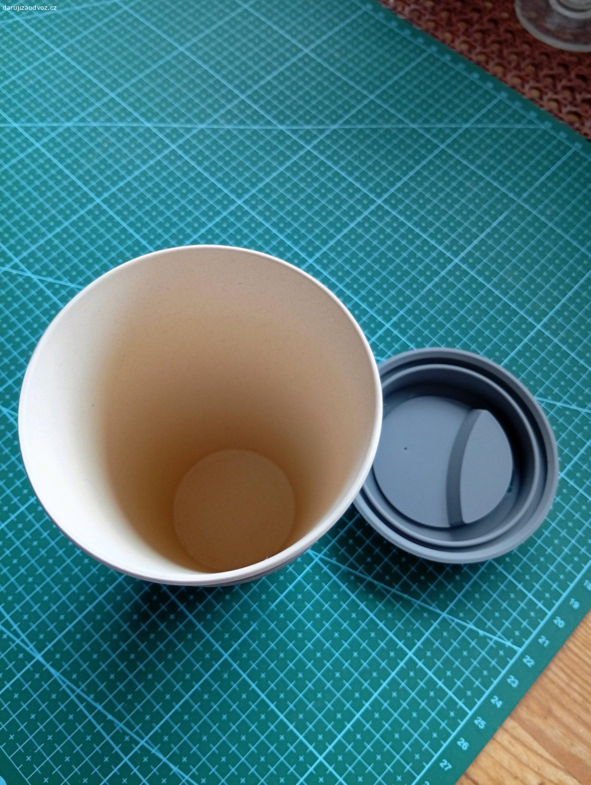 Cestovní hrnek. MAGU. Plastový, víčko gumové.