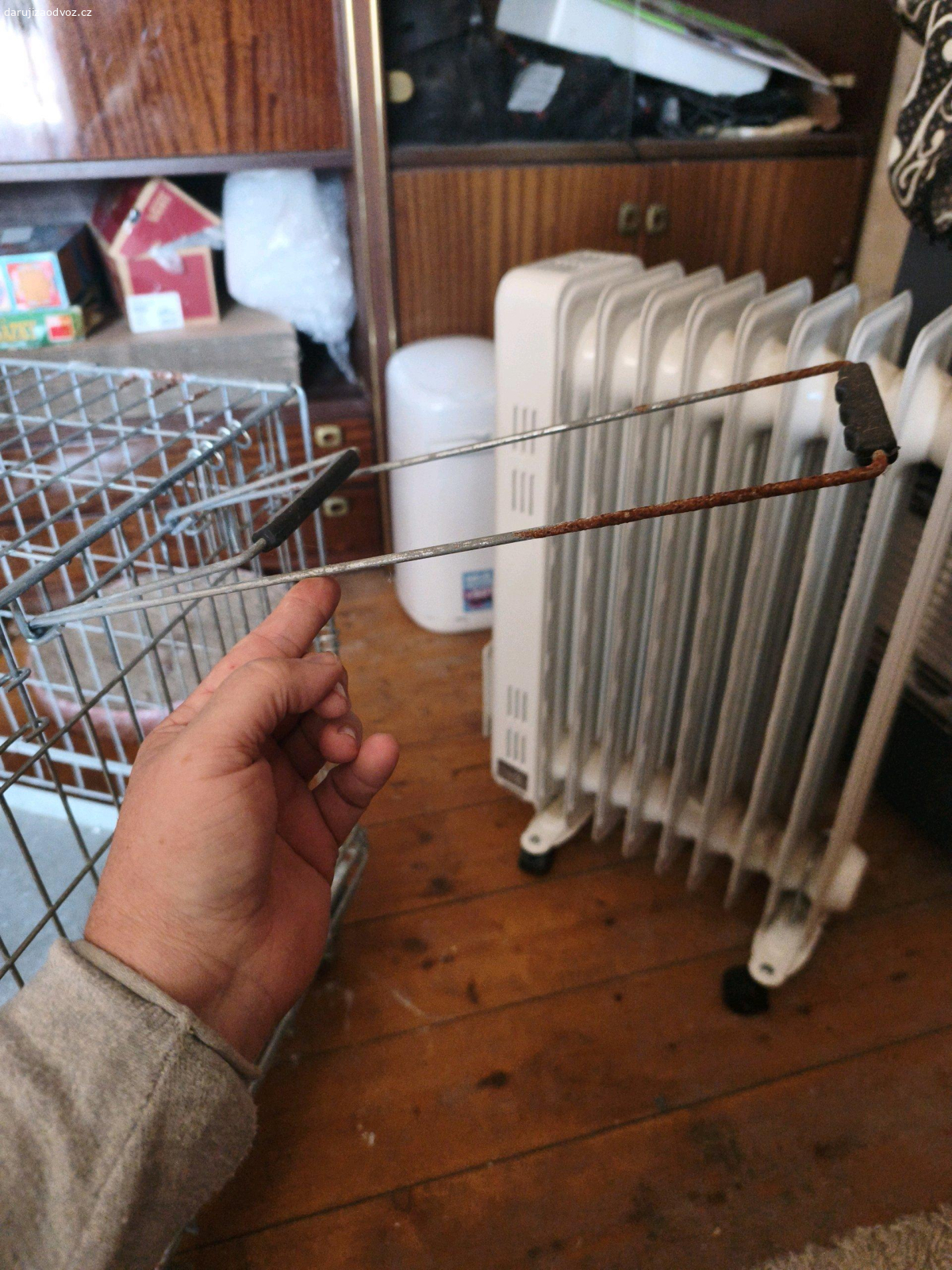 cestovní klec. daruji cestovní klec na kolečkách pro menší zvířata.. velikost 60x42x43. klec je potřeba vyčistit a na pár místech je rez tak očistit. vzhledem k velikosti a váze pouze osobní odběr v Kolodějích nad Lužnicí