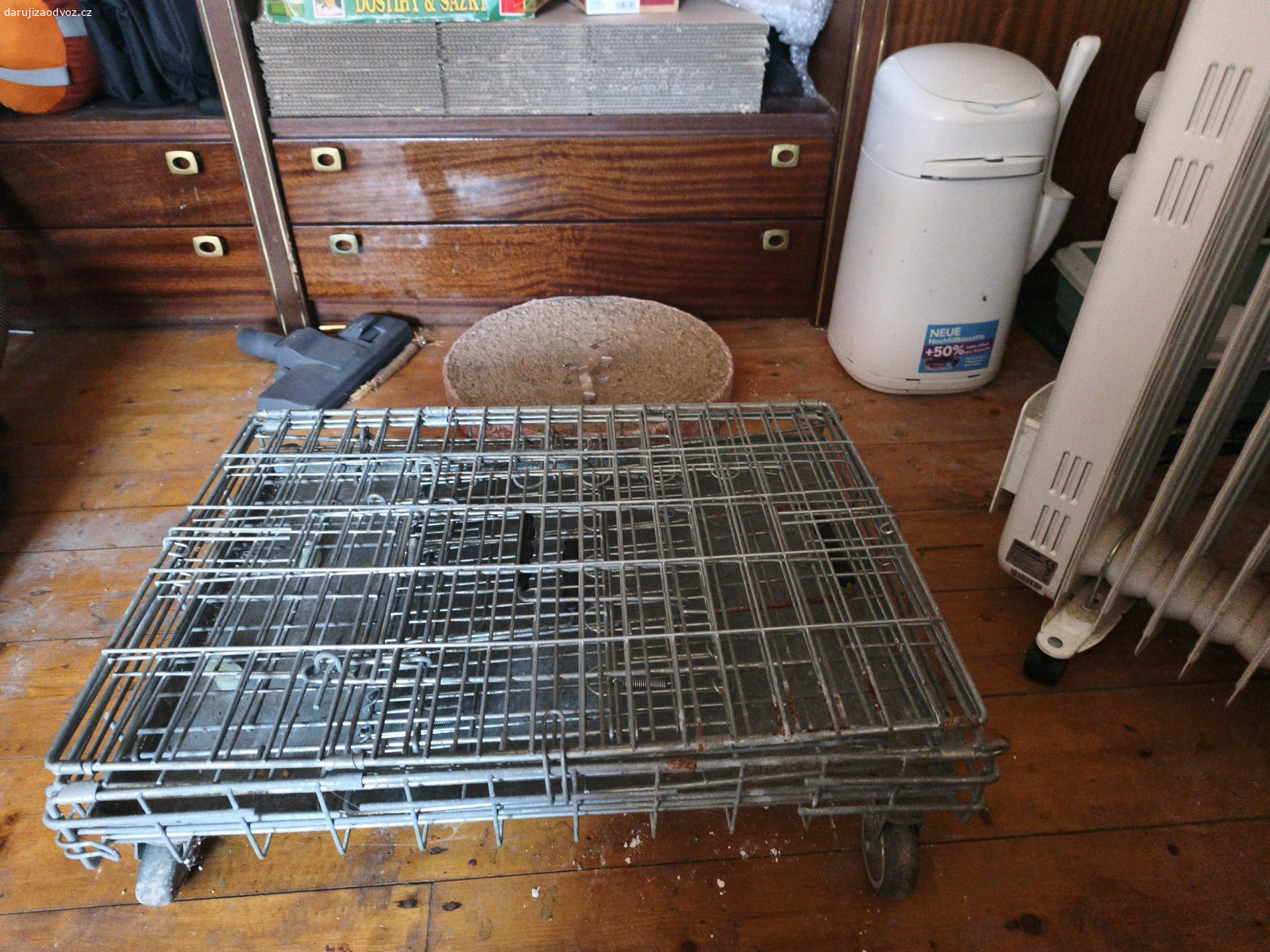 cestovní klec. daruji cestovní klec na kolečkách pro menší zvířata.. velikost 60x42x43. klec je potřeba vyčistit a na pár místech je rez tak očistit. vzhledem k velikosti a váze pouze osobní odběr v Kolodějích nad Lužnicí