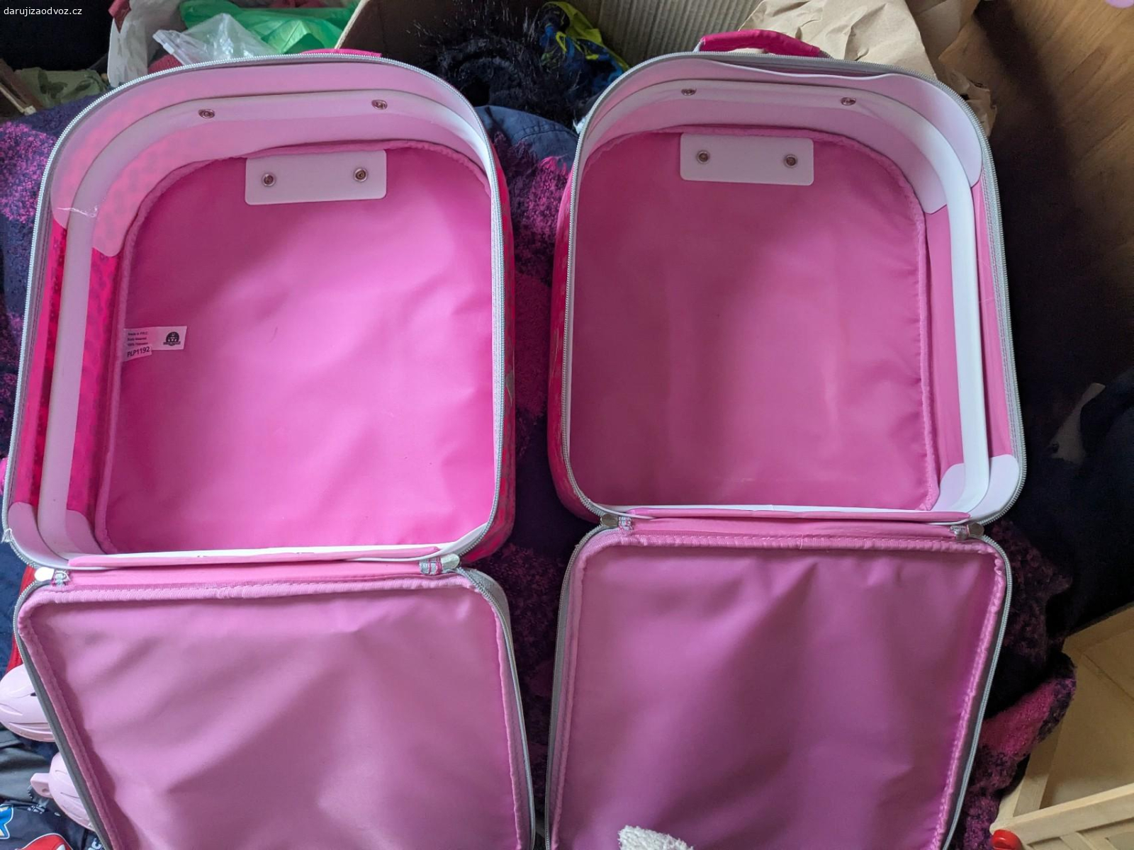 Cestovní kufry. Daruji dva dětské cestovní kufry, byly kvalitní, ale už mají hodně nacestováno. Uvnitř jsou v pořádku, zvenčí prodřené, místy špinavé, podepsané. Kolečka, zipy i výsuvné madlo v pořádku. Pouze osobní odběr v Mariánských Lázních.