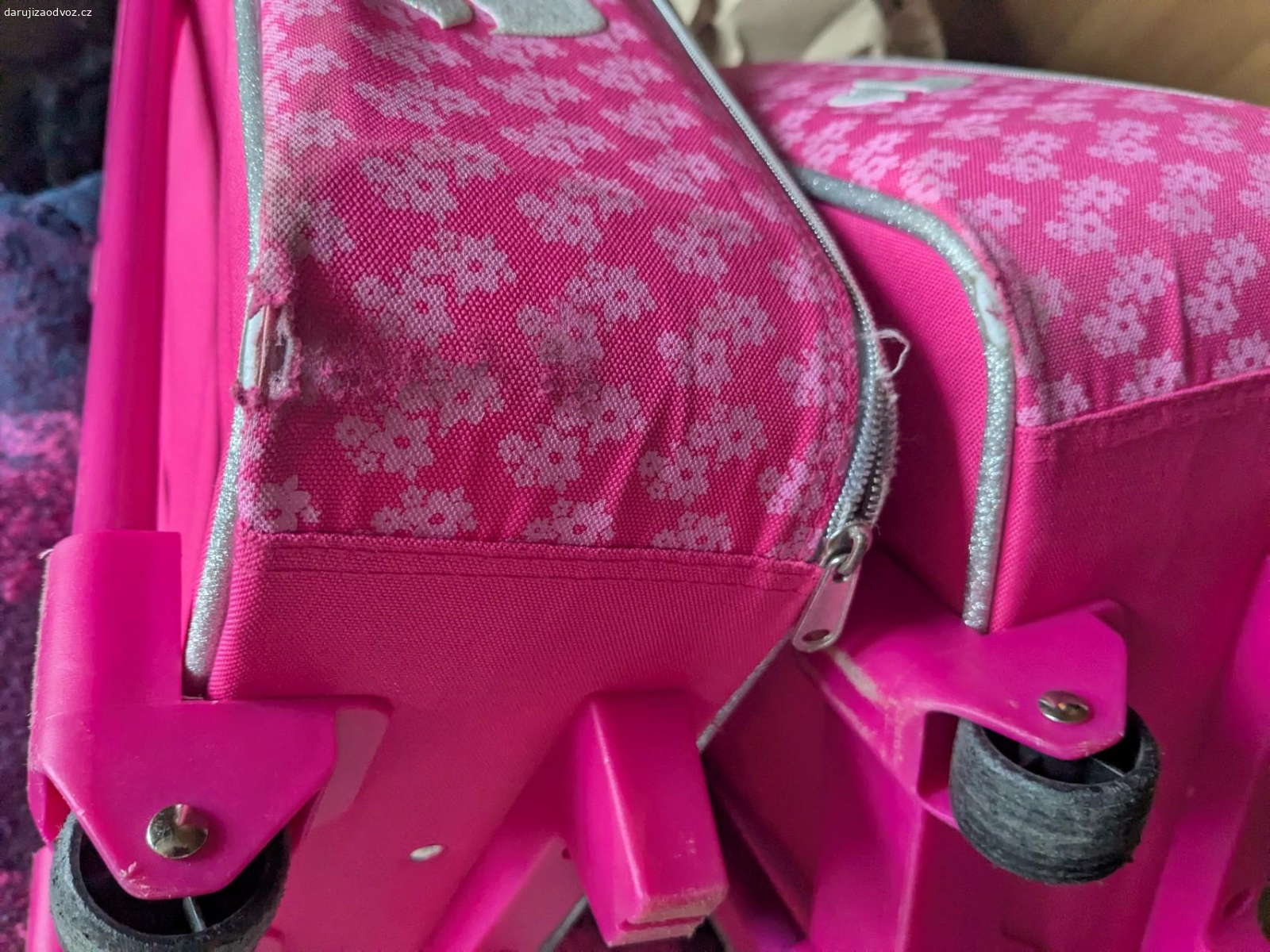 Cestovní kufry. Daruji dva dětské cestovní kufry, byly kvalitní, ale už mají hodně nacestováno. Uvnitř jsou v pořádku, zvenčí prodřené, místy špinavé, podepsané. Kolečka, zipy i výsuvné madlo v pořádku. Pouze osobní odběr v Mariánských Lázních.