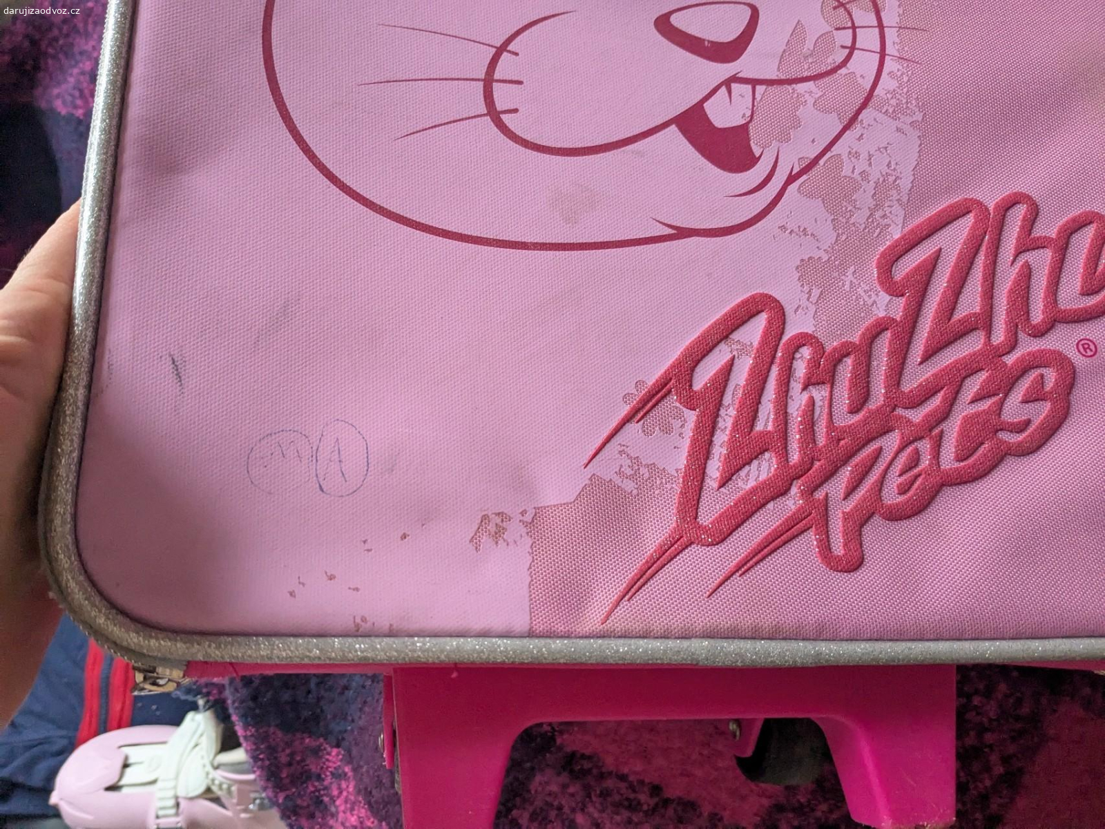 Cestovní kufry. Daruji dva dětské cestovní kufry, byly kvalitní, ale už mají hodně nacestováno. Uvnitř jsou v pořádku, zvenčí prodřené, místy špinavé, podepsané. Kolečka, zipy i výsuvné madlo v pořádku. Pouze osobní odběr v Mariánských Lázních.