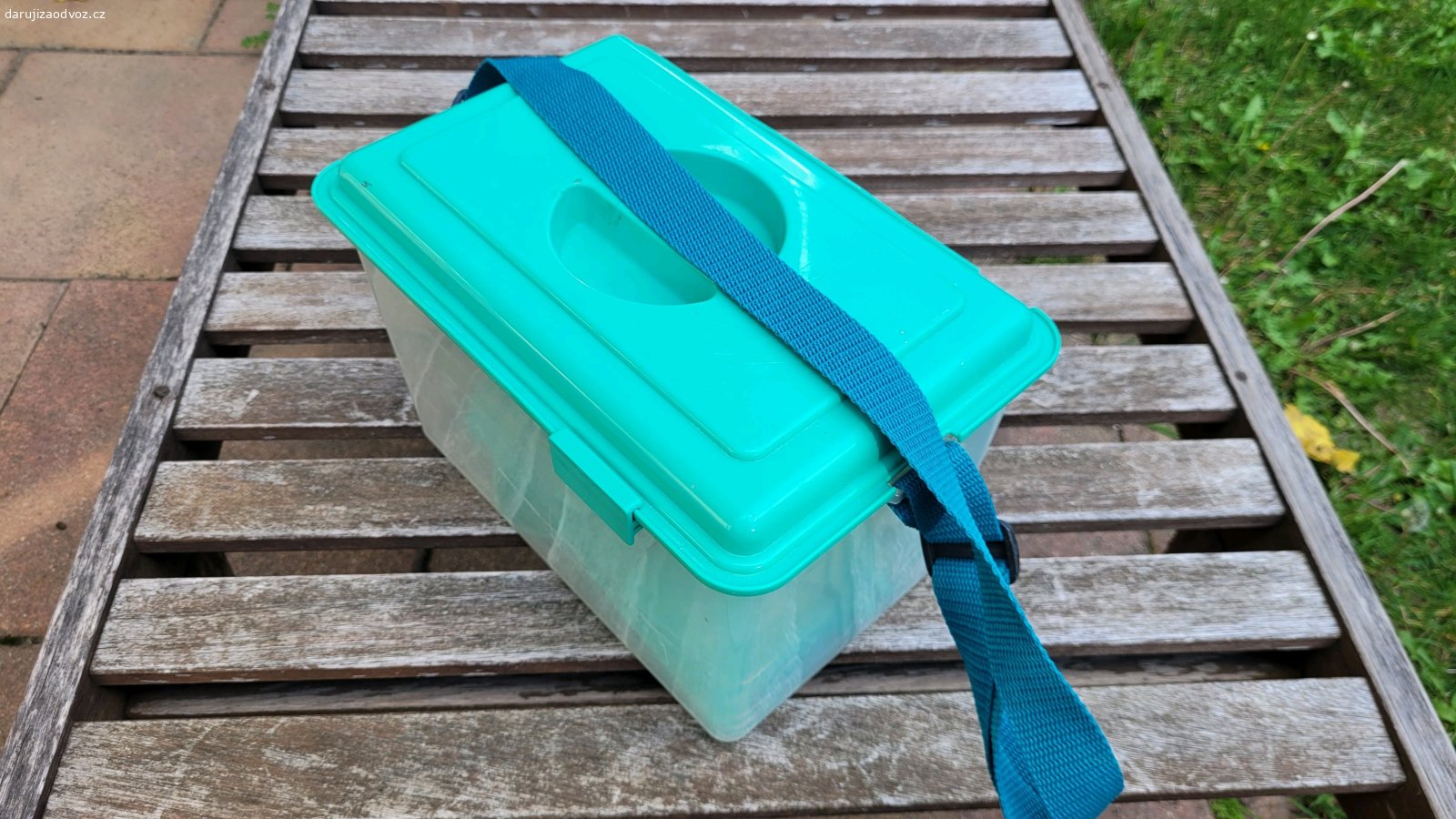 Cestovní set nádobí. Praktický plastový set nádobí do auta, karavanu, dodávky nebo obytky. 4 hluboké talíře, 4 plytké talíře, hrníčky, " skleničky" a příbory s lžící. Vše v přenosné krabici.