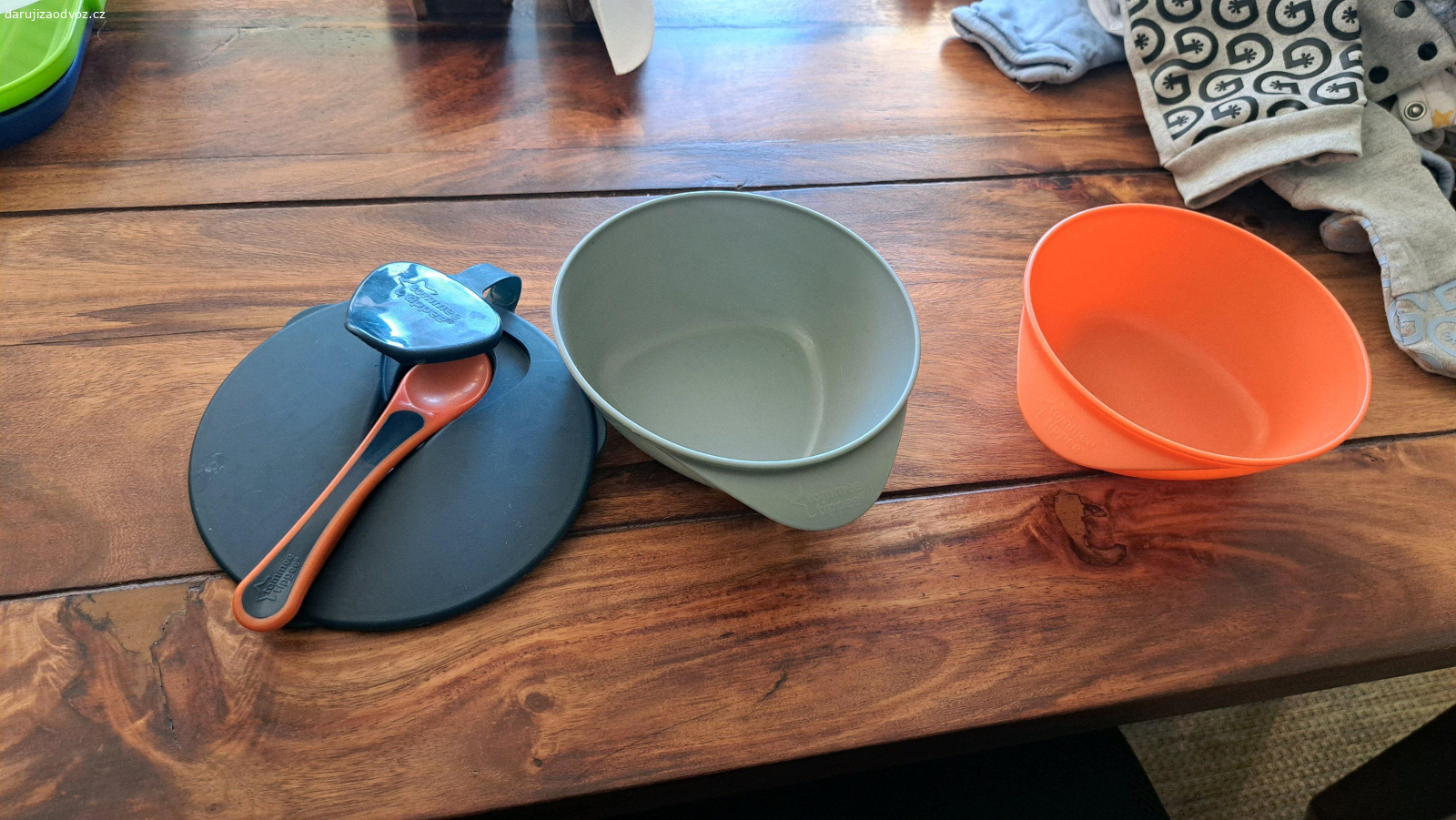 cestovní stohovatelné misky se lžící. cestovní stohovatelné misky se lžící
