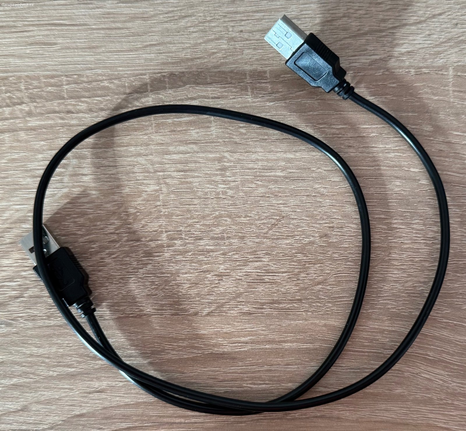 Chladicí podložka pod notebook Yenkee. Popis:

Daruji za odvoz stylovou chladicí podložku značky Yenkee pod notebook se dvěma ventilátory a modrým LED podsvícením. Podložka má výklopné nožičky pro nastavení sklonu a zarážky, aby notebook nesjížděl.

Stav:

Důležité: Propojovací USB kabel (USB-A na USB-A) je už vychozený a funguje pouze v určitém úhlu. Samotná podložka i ventilátory jsou ale v naprostém pořádku.

Po dokoupení nového standardního USB-A kabelu (stojí pár korun) bude podložka fungovat jako nová.

Vlastnosti:

Dva tiché ventilátory.

Modré podsvícení.

Lehká plastová konstrukce s kovovou mřížkou.

Podmínky:

Cena: za odvoz

Rezervuji prvnímu zájemci, který si může přijet co nejdříve.