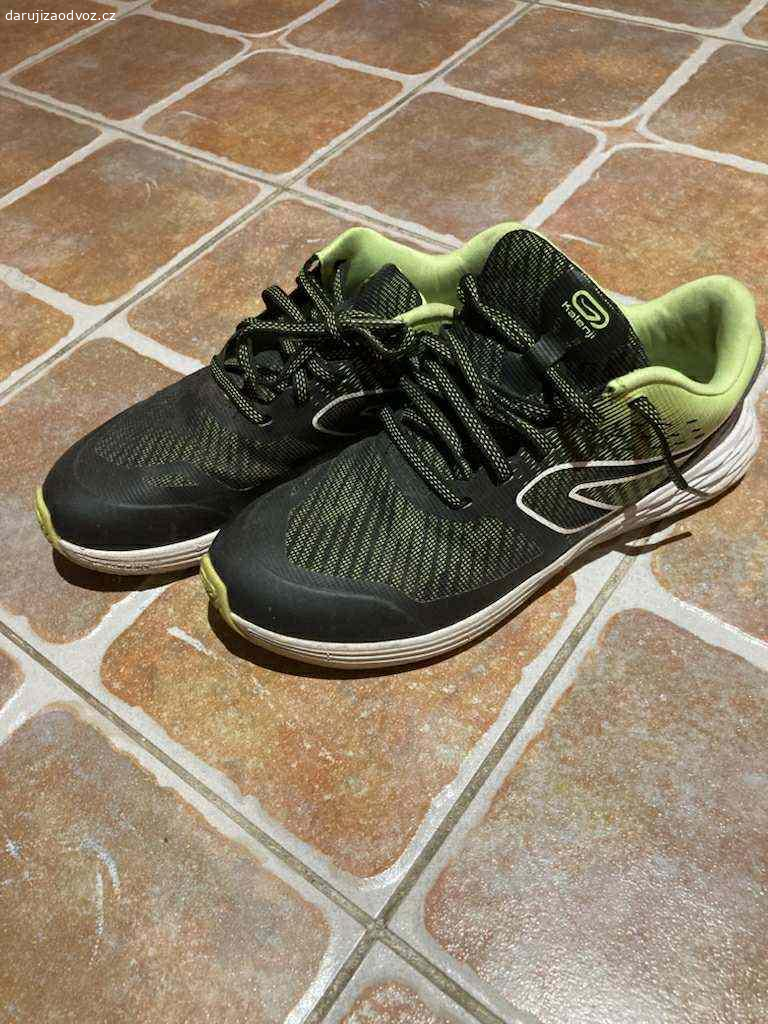 Chlapecké běžecké boty 37. Chlapecké běžecké boty,nejsou nijak poničené. Kupované v Decathlonu minulý rok.