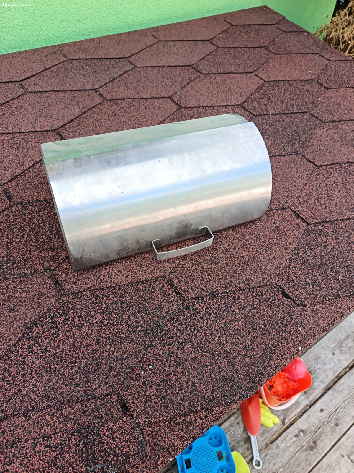 Chlebník. Daruji plechový chlebník. Pouze osobní předání