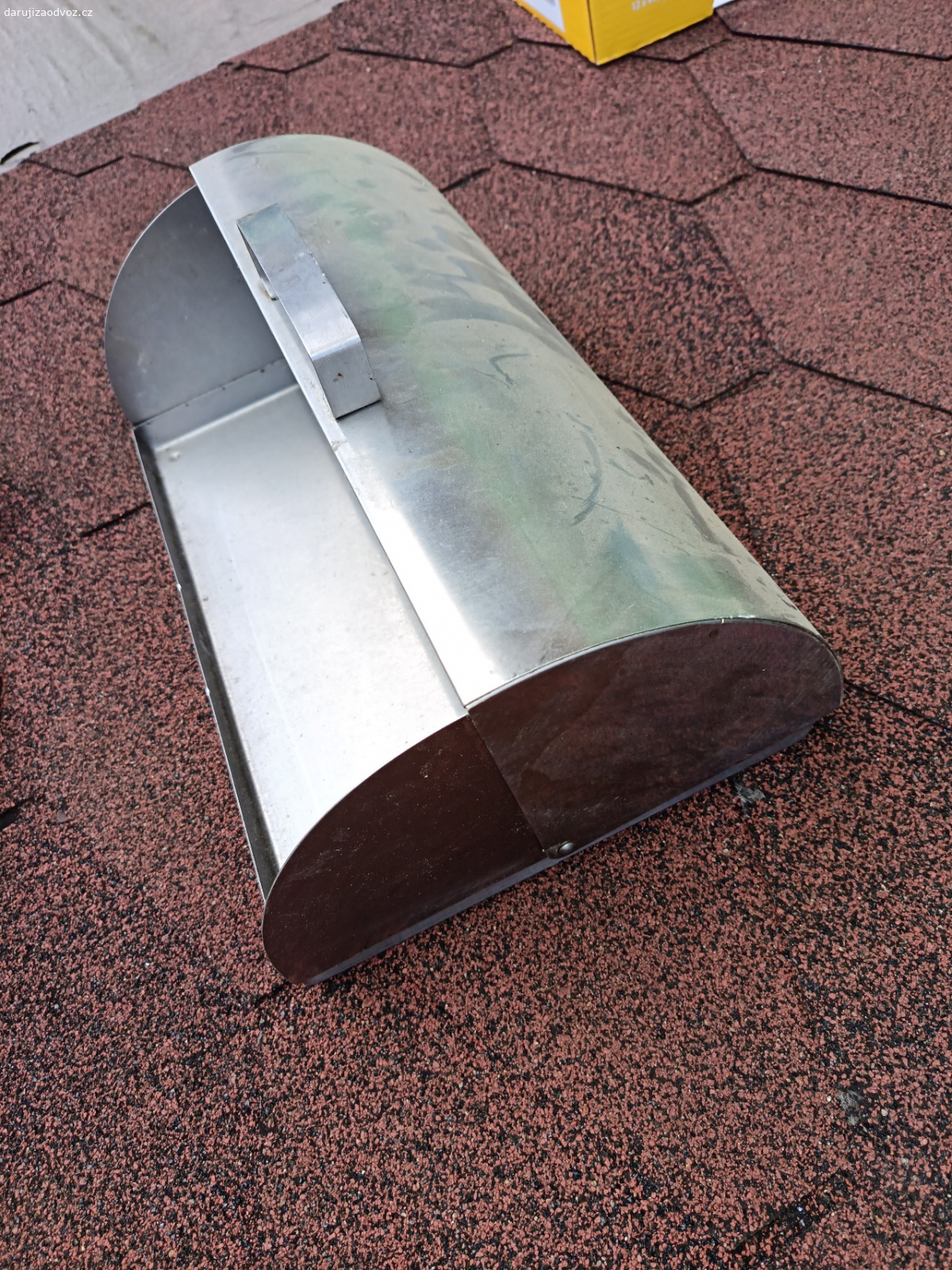 Chlebník. Daruji plechový chlebník. Pouze osobní předání