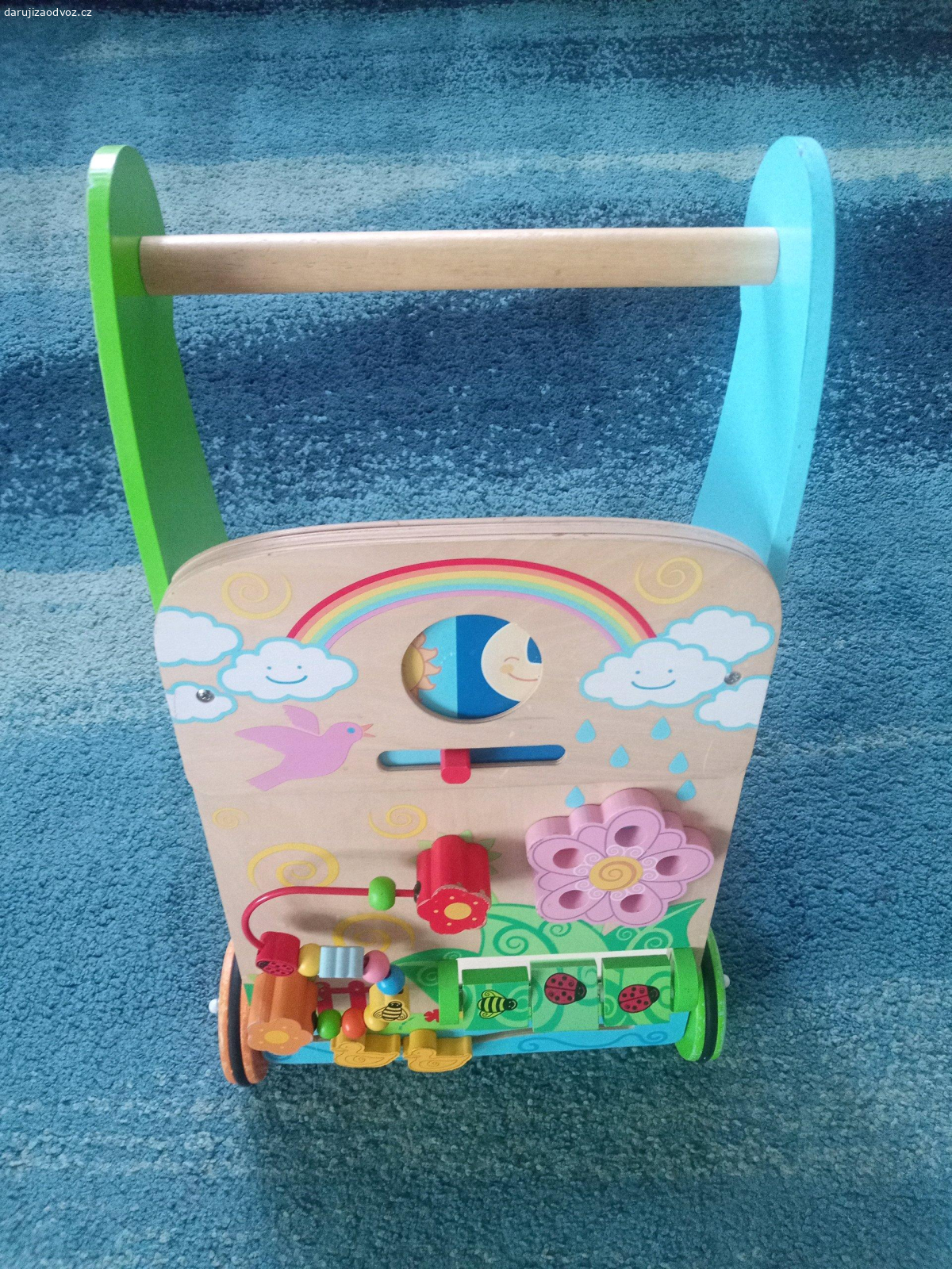 Chodítko a klouzačka. Daruji funkční chodítko a zlomenou klouzačku k opravě, ideálně obojí spolu. Odvoz z Nupak v podstatě kdykoli.