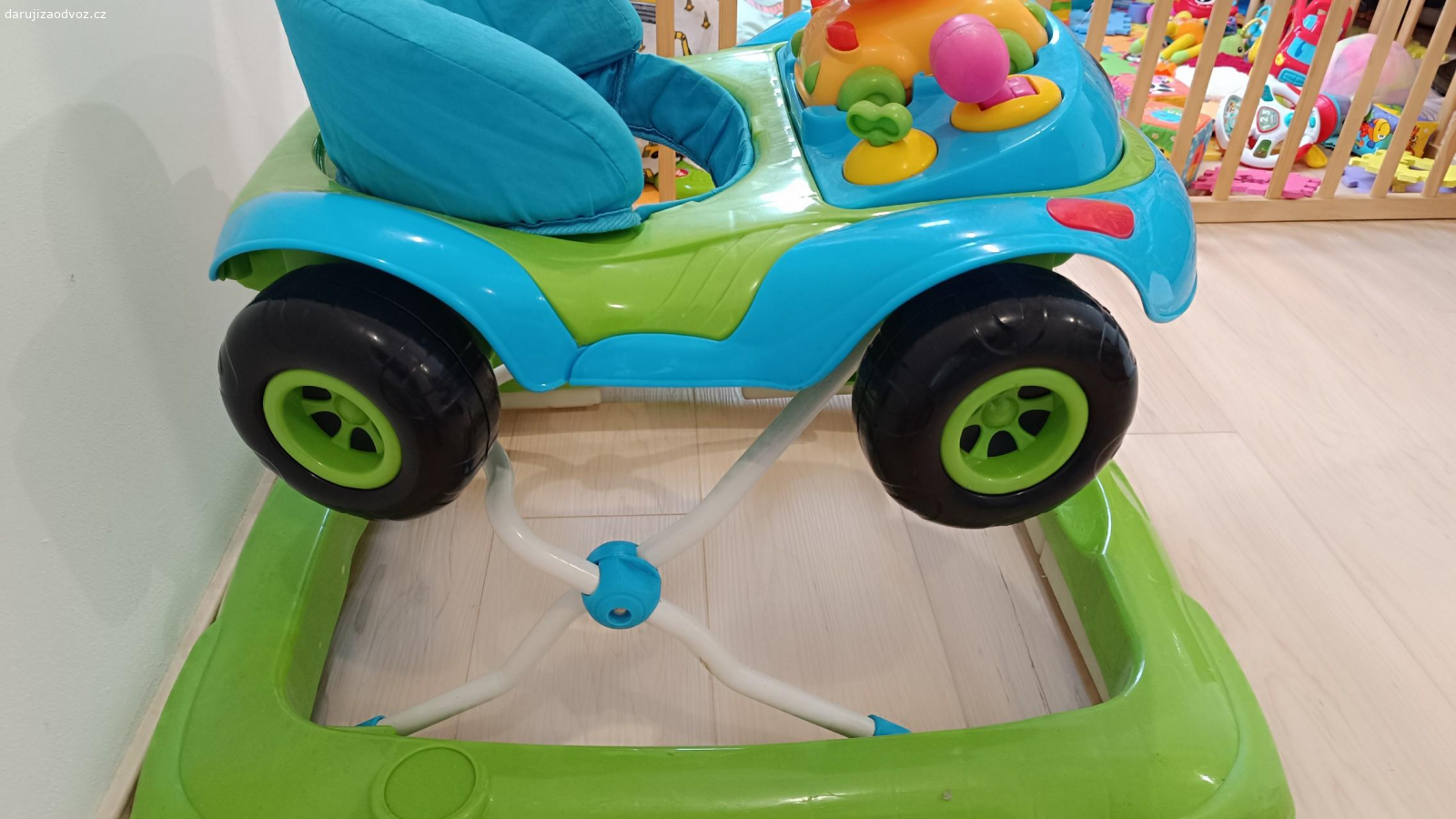 Chodítko. Daruji chodítko po chlapečkovi, výšku lze polohovat.Prosím kdyžtak pište SMS, děkuji.