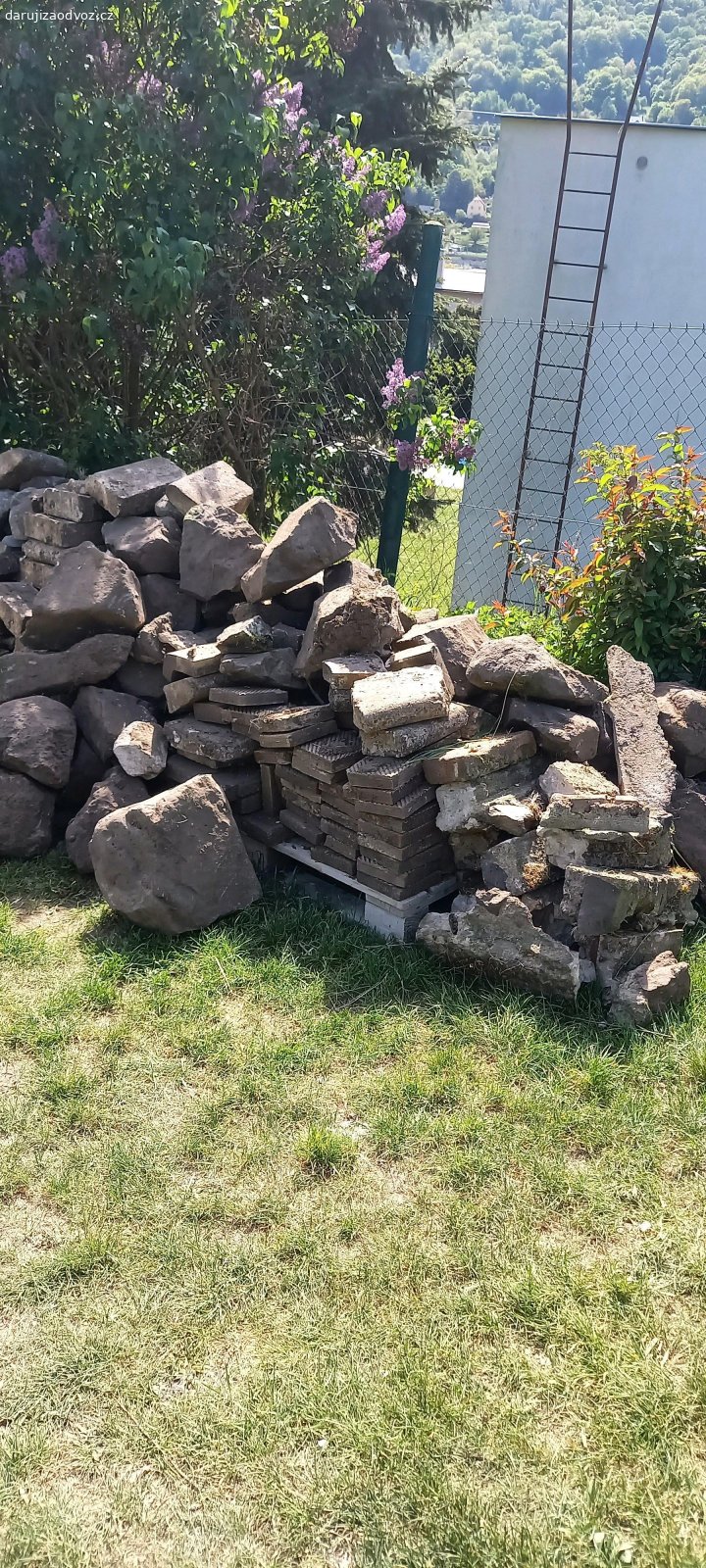 Kameny,cihly+dlažební kostky apod.. Daruji za odvoz kameny, cihly+různé dlažební kostky ze zahrady.Za odvoz-pouze s přívěsným vozíkem.