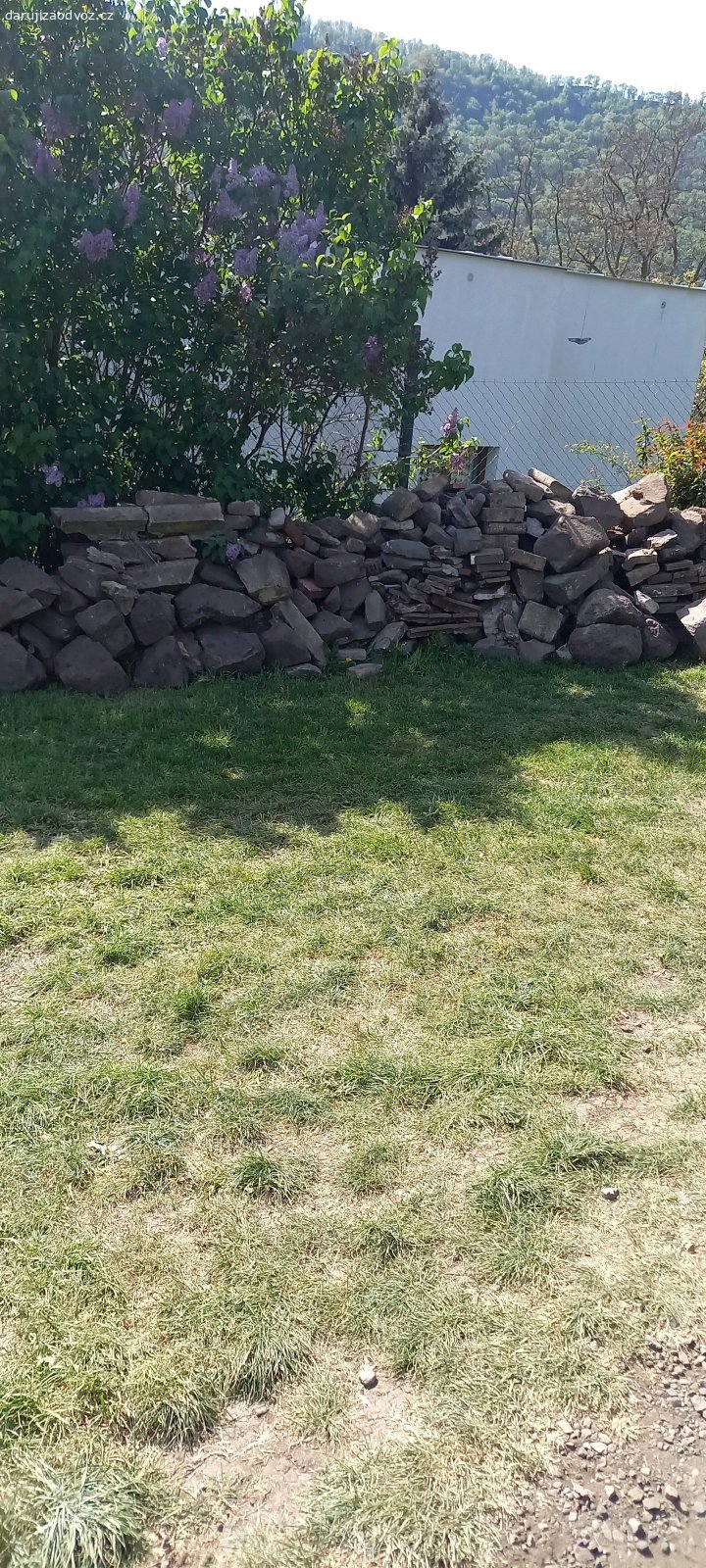 Kameny,cihly+dlažební kostky apod.. Daruji za odvoz kameny, cihly+různé dlažební kostky ze zahrady.Za odvoz-pouze s přívěsným vozíkem.
