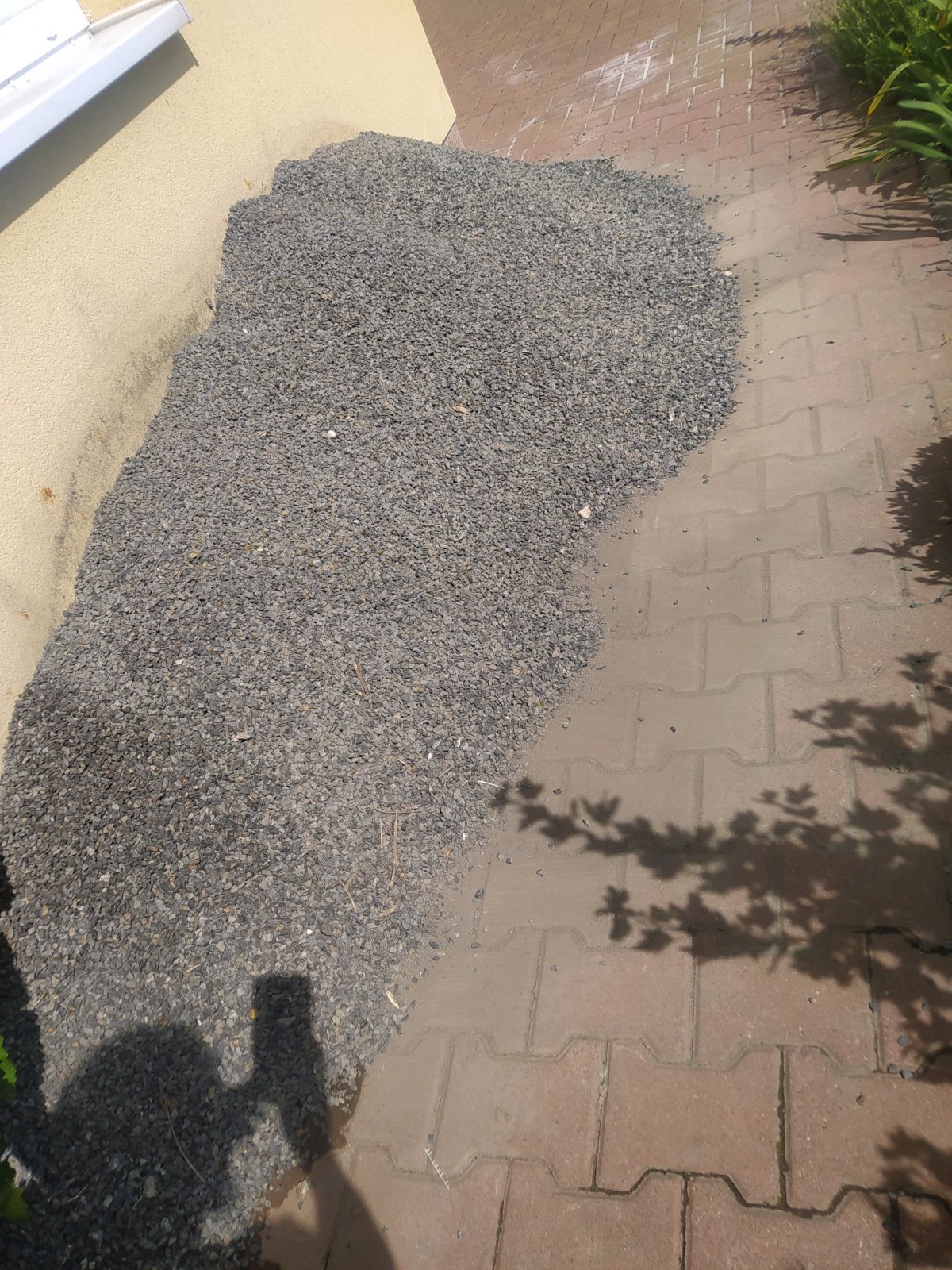 Cihly, ztracené bednění a kamenivo. Daruji cihly Porotherm, ztracené bednění a jemné kamenivo 4/8 vhodné pod dlažbu. Nejlepší vše dohromady.