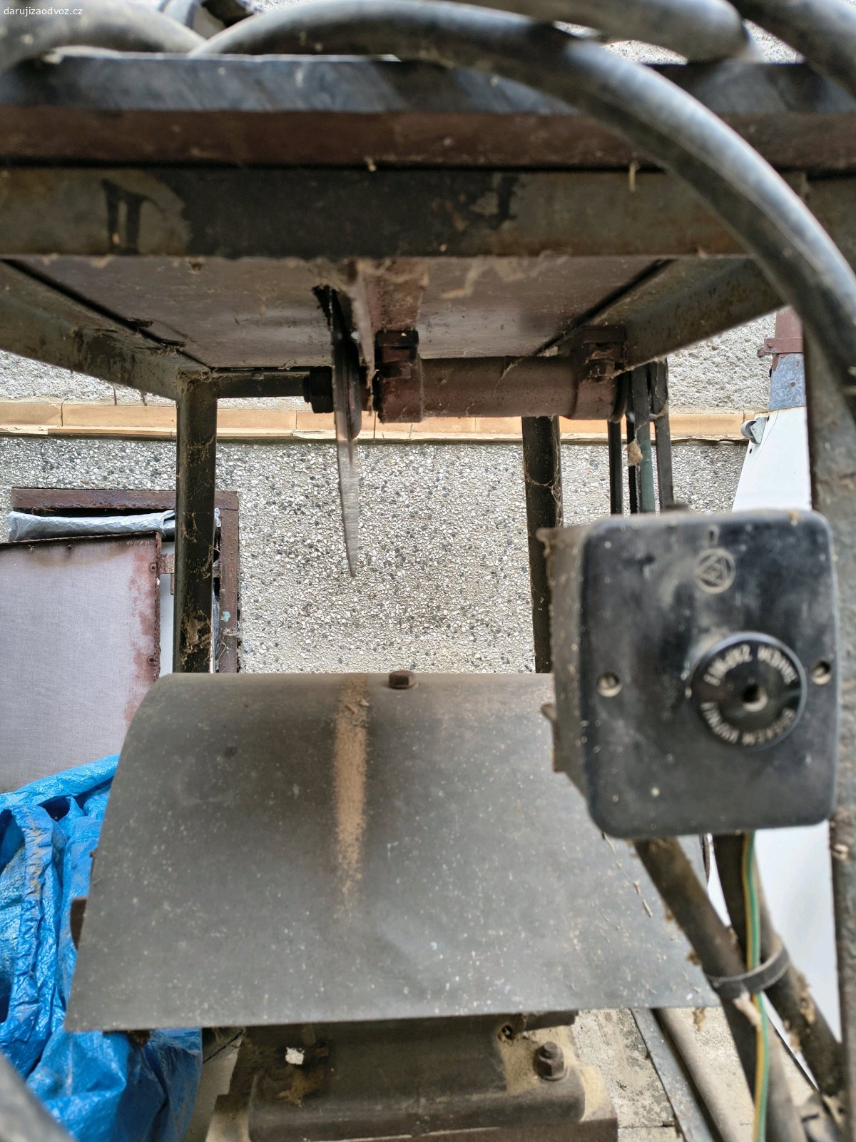 Cirkulárka. Darujeme za odvoz starou cirkulárku na 380V. Funkční, nutno nabrousit nebo vyměnit kotouč. Spěchá.