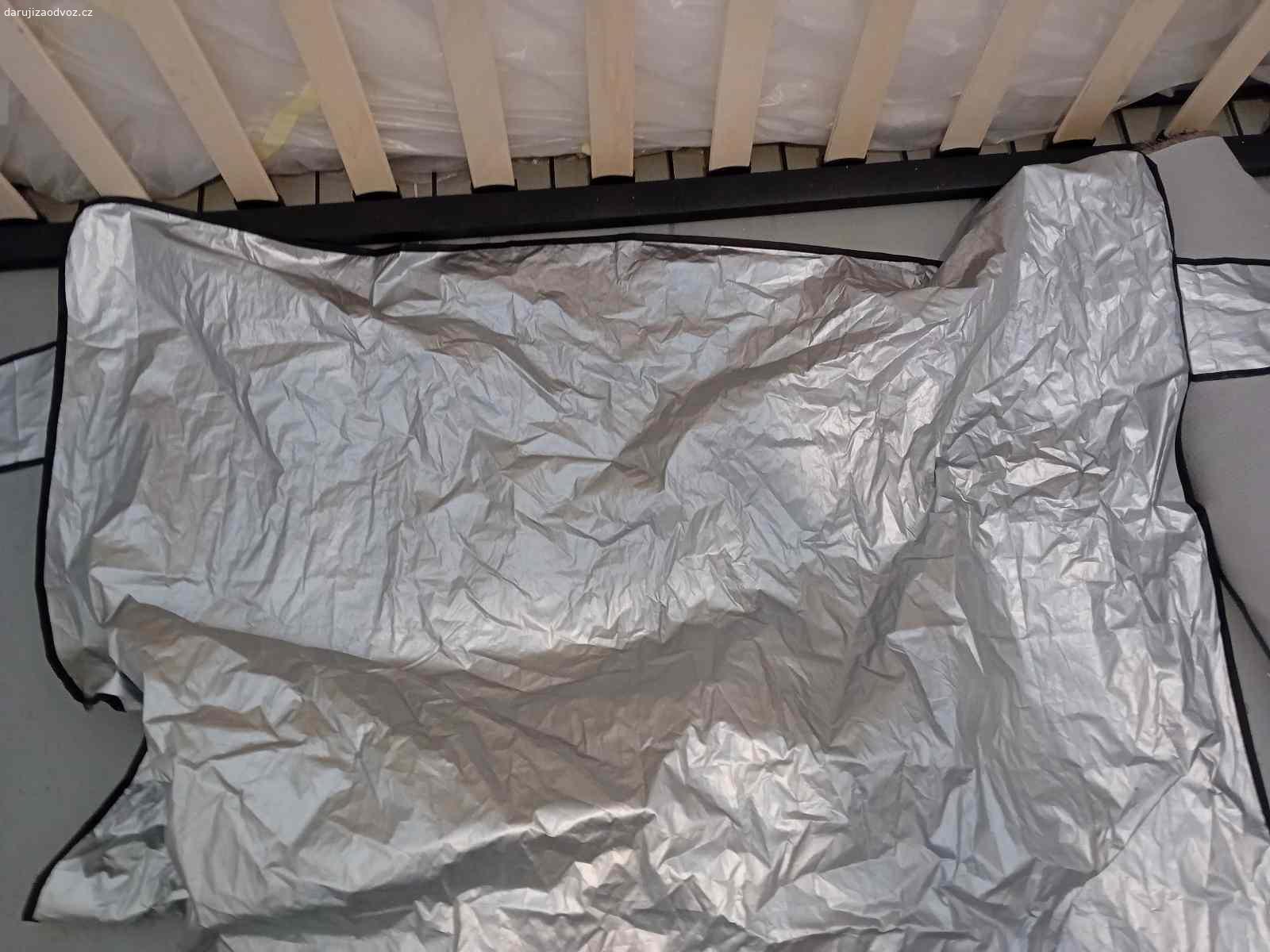 Clona na přední sklo auta. Clona na přední sklo auta
