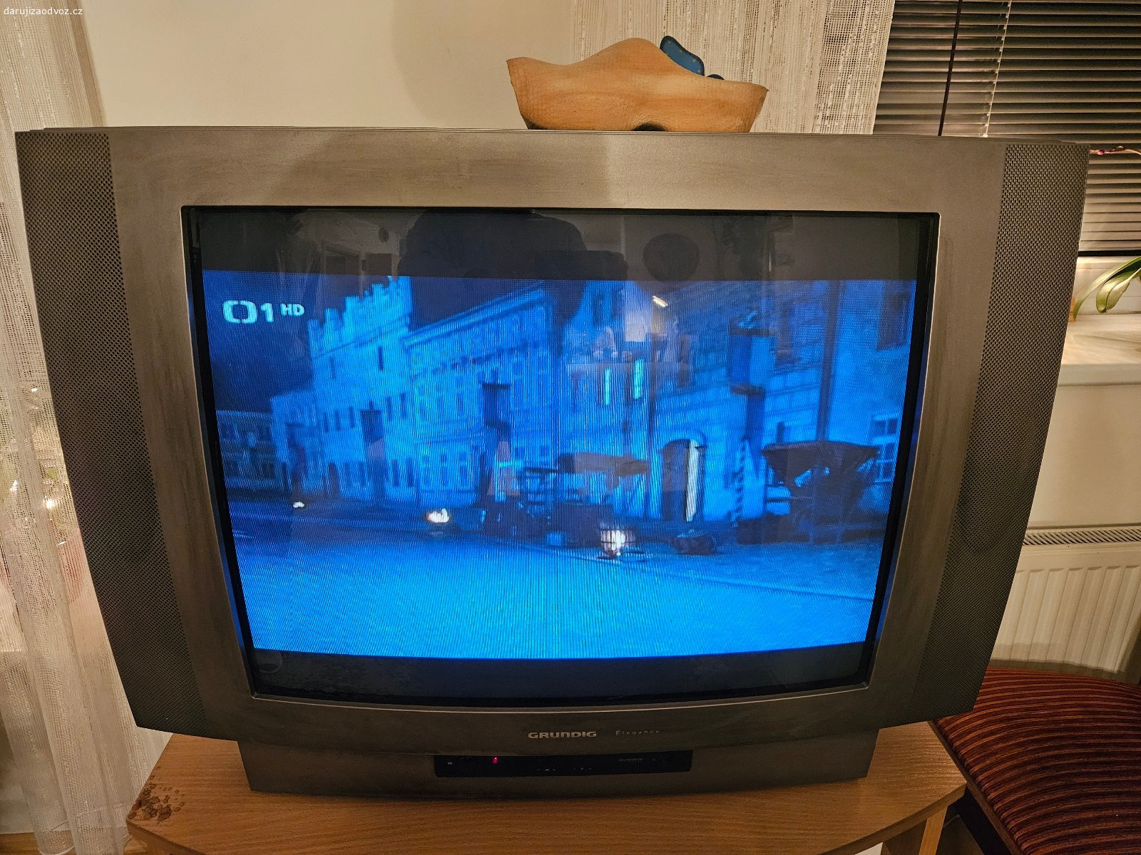 CRT televizor Grundig ST 70-2103/8. Daruji za odvoz plně funkční klasický televizor. V provozu cca 20 let. Set-top-box přidám k TV. Po zapojení ihned k použití.
Popis dle Google AI:
Grundig ST 70-2103/8 (často označovaný jako Grundig Elegance 70 ST 70-2103/8 Dolby) je klasický CRT televizor (s obrazovkou typu cathode-ray tube) postavený na podvozkovém šasi CUC2130.
Základní informace a technické detaily:
• Typ zařízení: Analogový barevný televizor s úhlopříčkou 70 cm (28 palců)
• Šasi (podvozek): Grundig CUC2130
• Výbava: Dolby Surround audio, provedení VNA / Titane / Elegance 70
