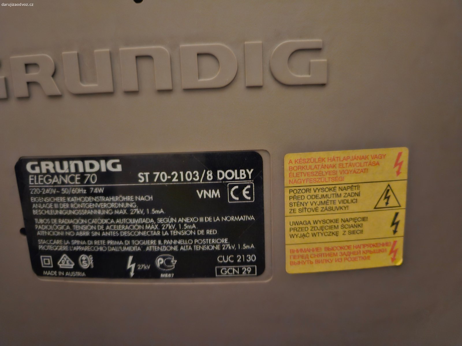 CRT televizor Grundig ST 70-2103/8. Daruji za odvoz plně funkční klasický televizor. V provozu cca 20 let. Set-top-box přidám k TV. Po zapojení ihned k použití.
Popis dle Google AI:
Grundig ST 70-2103/8 (často označovaný jako Grundig Elegance 70 ST 70-2103/8 Dolby) je klasický CRT televizor (s obrazovkou typu cathode-ray tube) postavený na podvozkovém šasi CUC2130.
Základní informace a technické detaily:
• Typ zařízení: Analogový barevný televizor s úhlopříčkou 70 cm (28 palců)
• Šasi (podvozek): Grundig CUC2130
• Výbava: Dolby Surround audio, provedení VNA / Titane / Elegance 70
